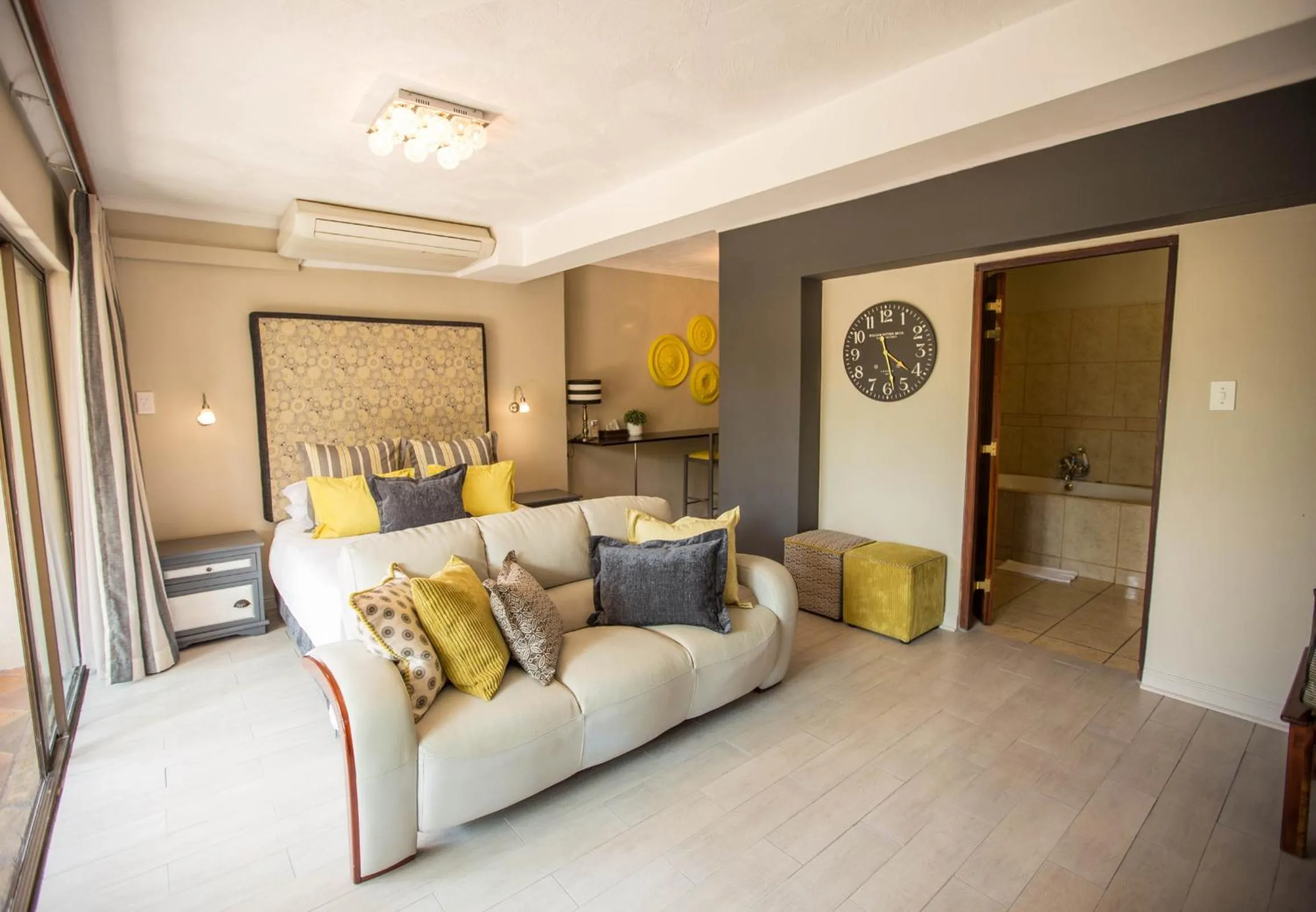 Seating area, Bed in La Roca Guest House