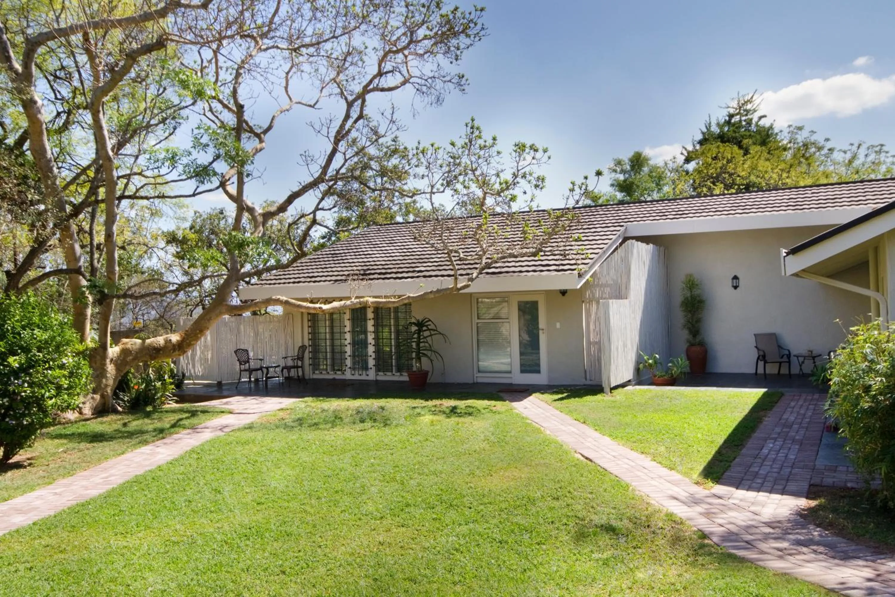 Facade/entrance in La Roca Guest House