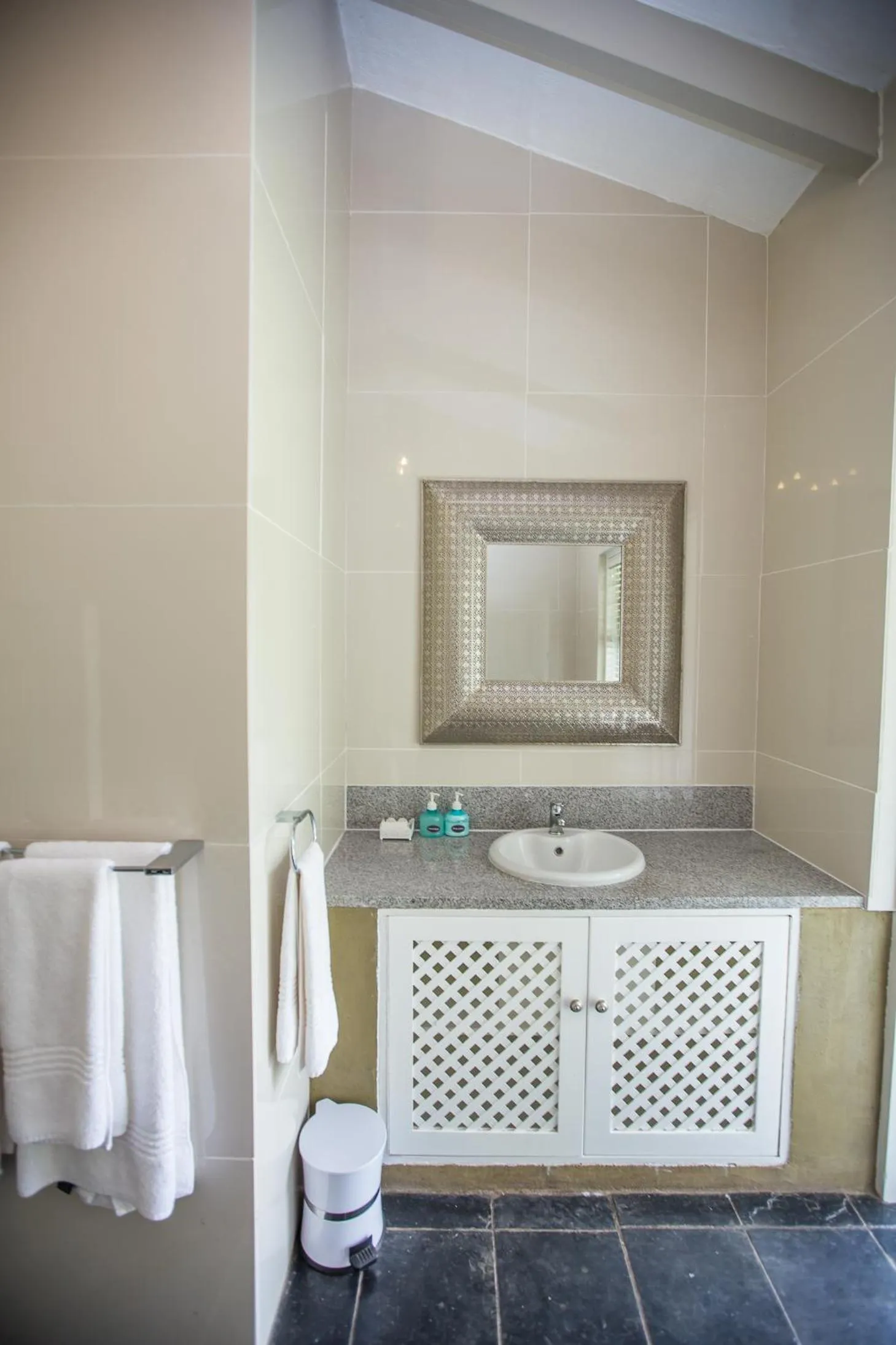 Bathroom in La Roca Guest House