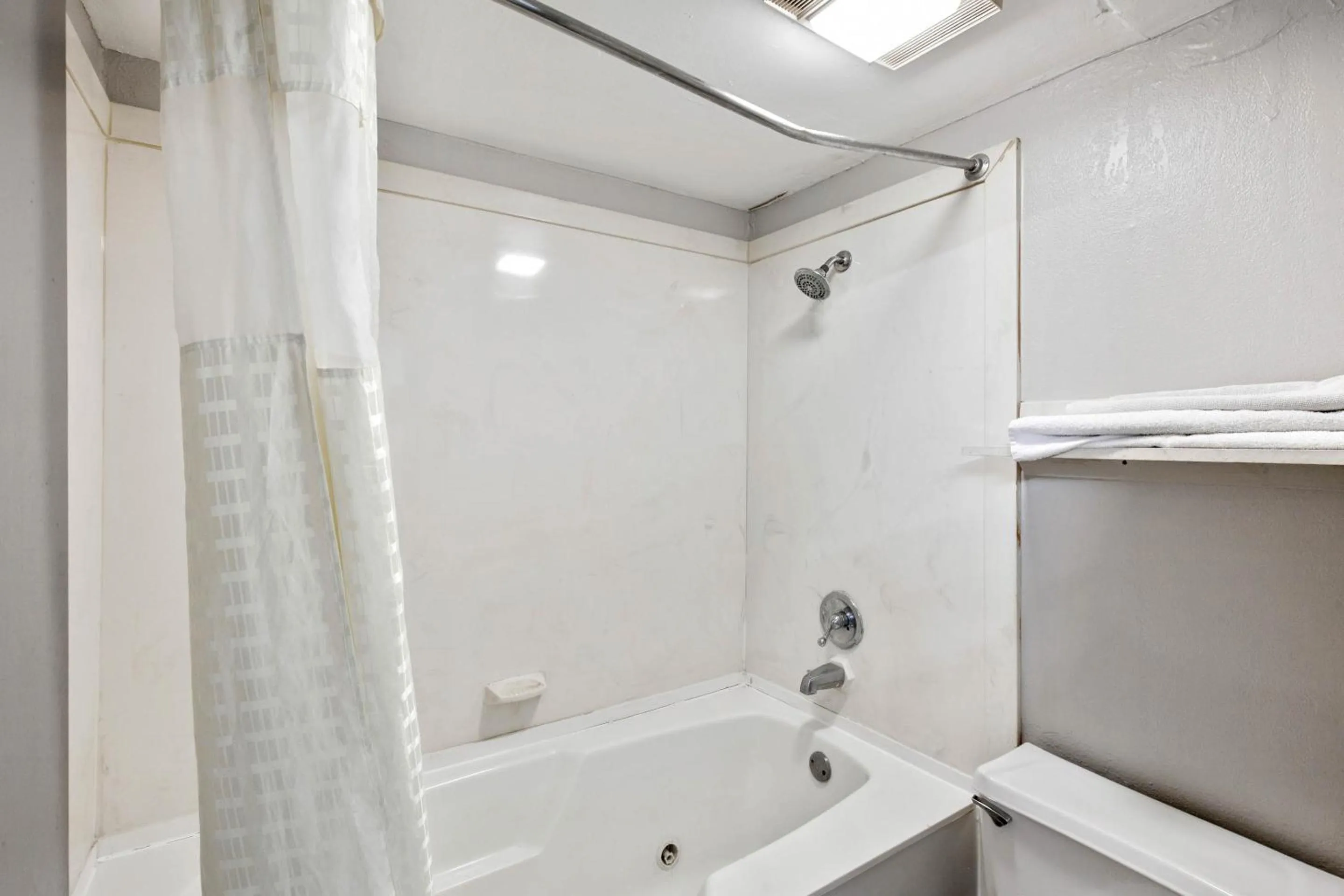 Bathroom in Hotel O Columbia Downtown near I-65