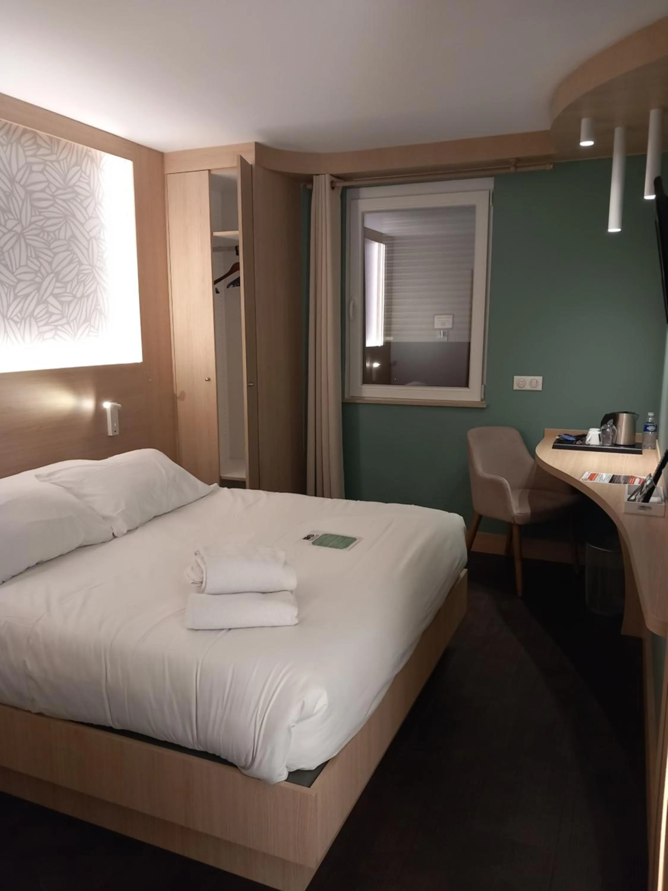 Bedroom, Bed in Hôtel Aster Restaurant Aux Arcades