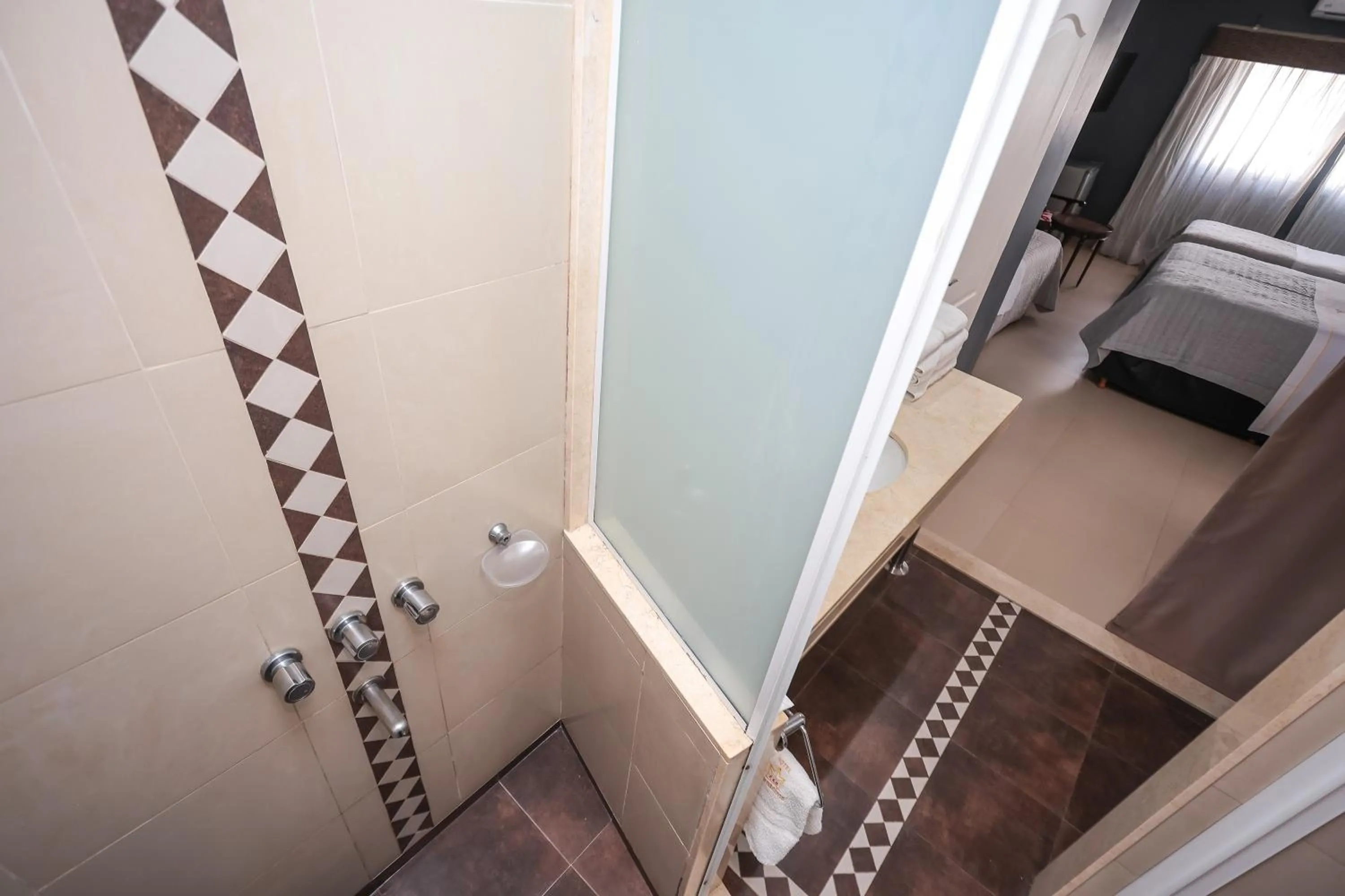 Shower in Hotel A&B Internacional