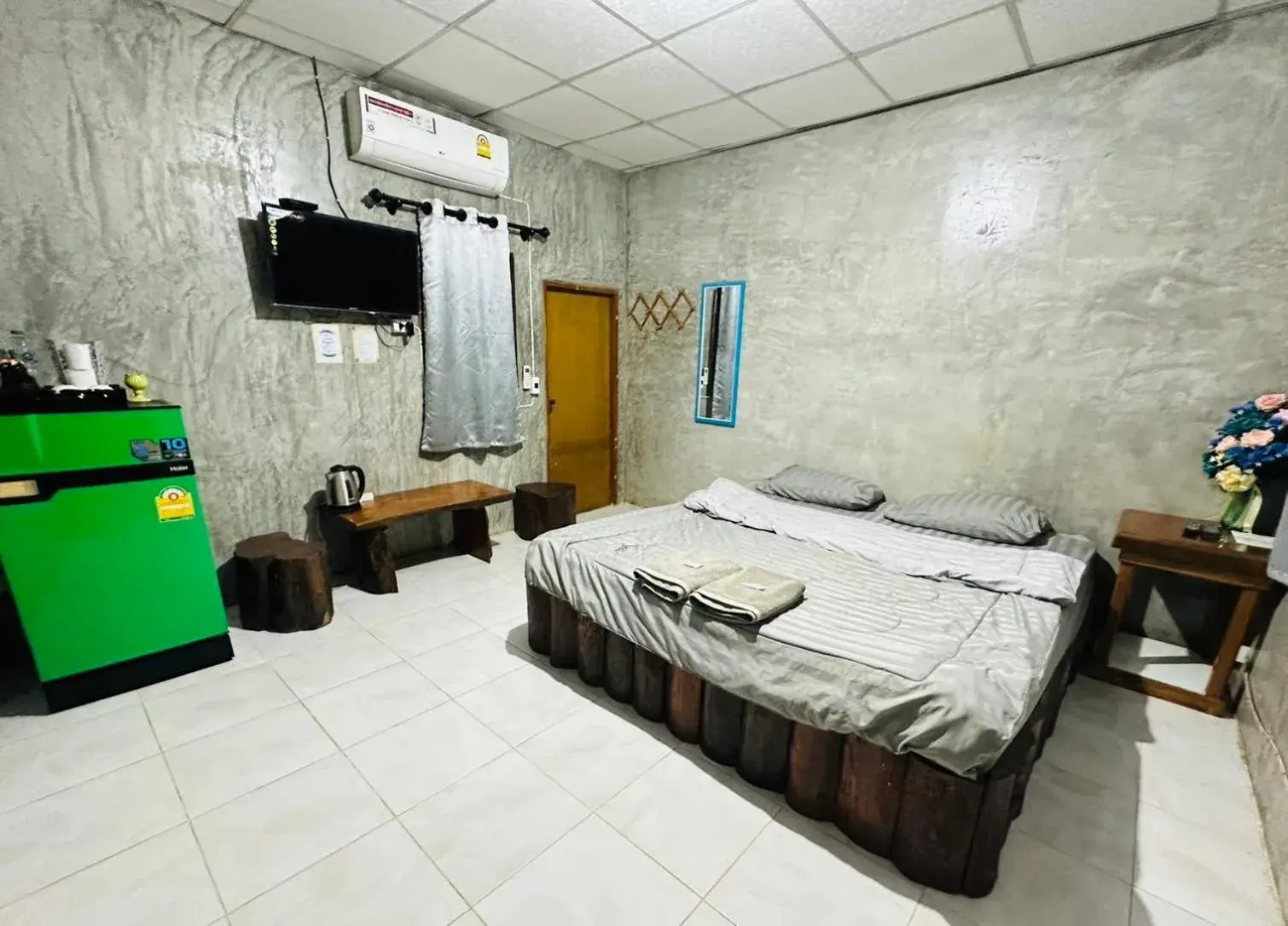 Deluxe King Room in บ้านภทรพรรณ ขุนยวม แม่ฮ่องสอน PATARAPHAN HOUSE, Khunyuam, Maehongson, Thailand Deluxe King Room in บ้านภทรพรรณ ขุนยวม แม่ฮ่องสอน PATARAPHAN HOUSE, Khunyuam, Maehongson, Thailand