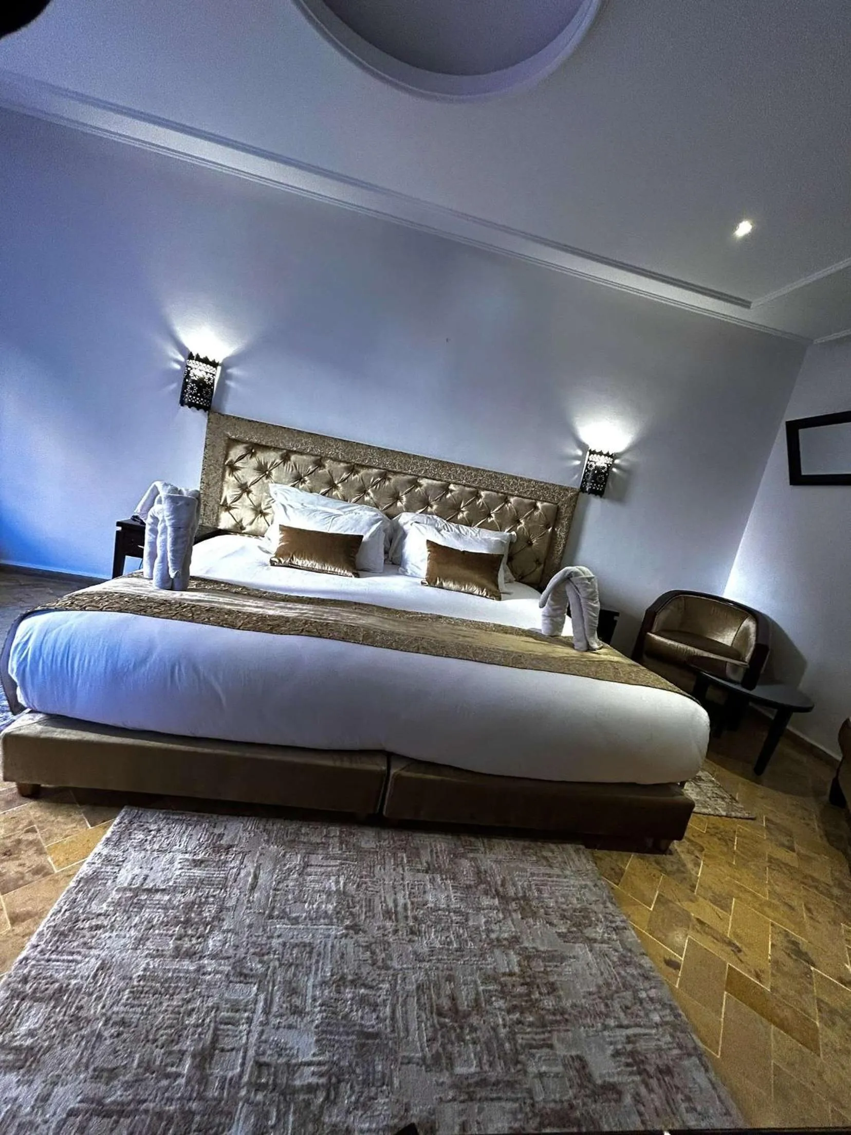 Bed in Hotel Les Trois Palmiers