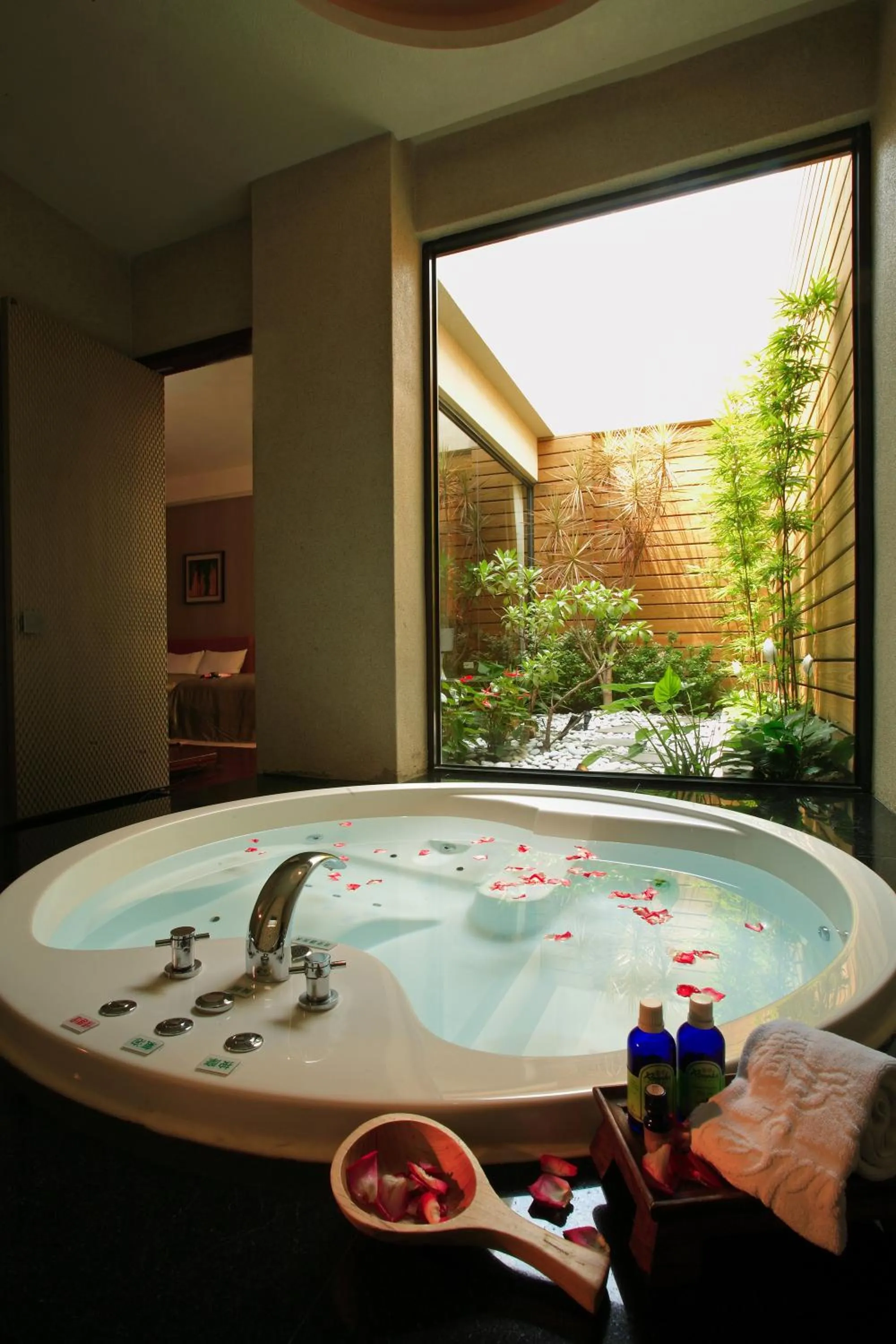 Bath in Spring SPA Motel 大里春天泡湯旅館