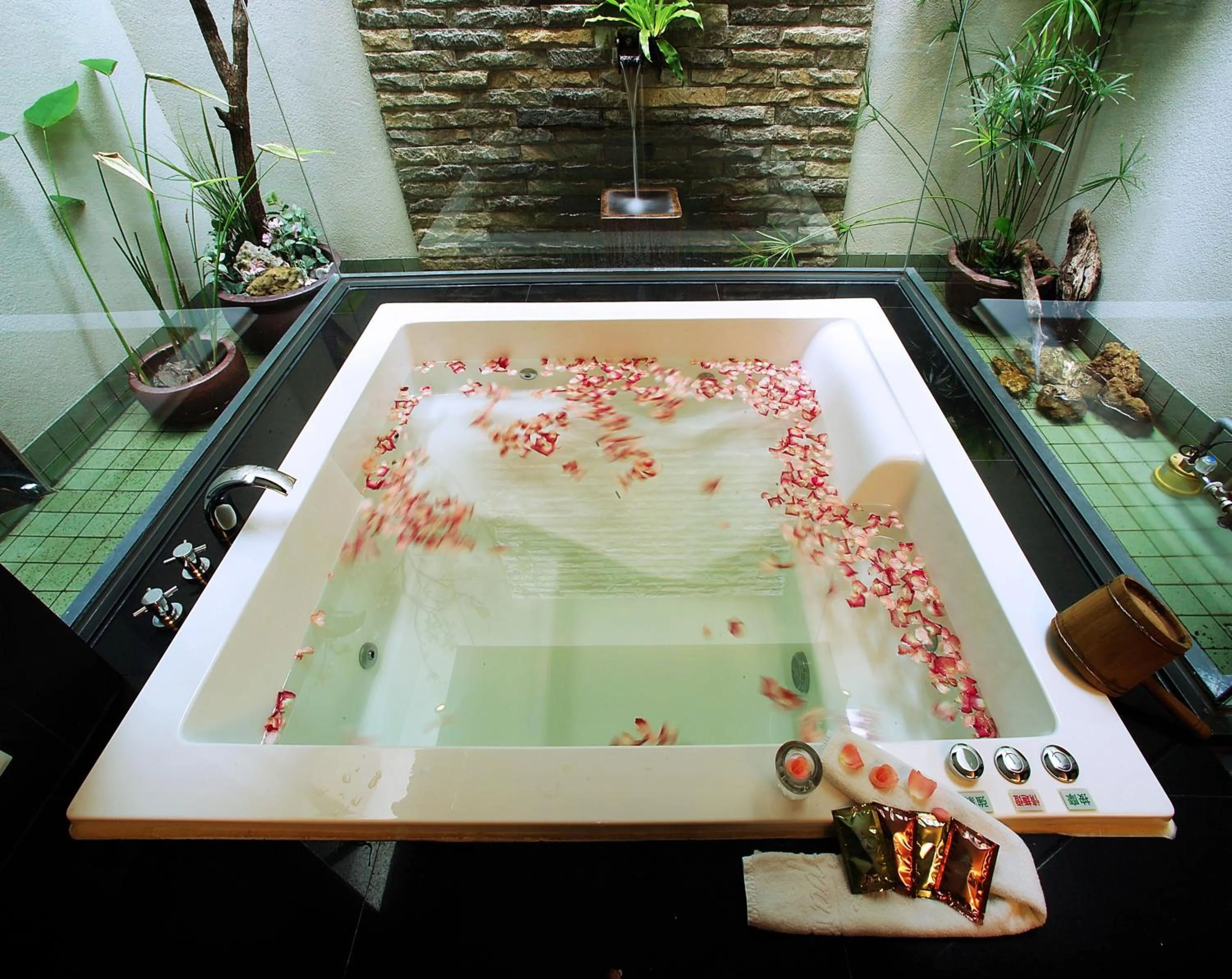 Bath in Spring SPA Motel 大里春天泡湯旅館