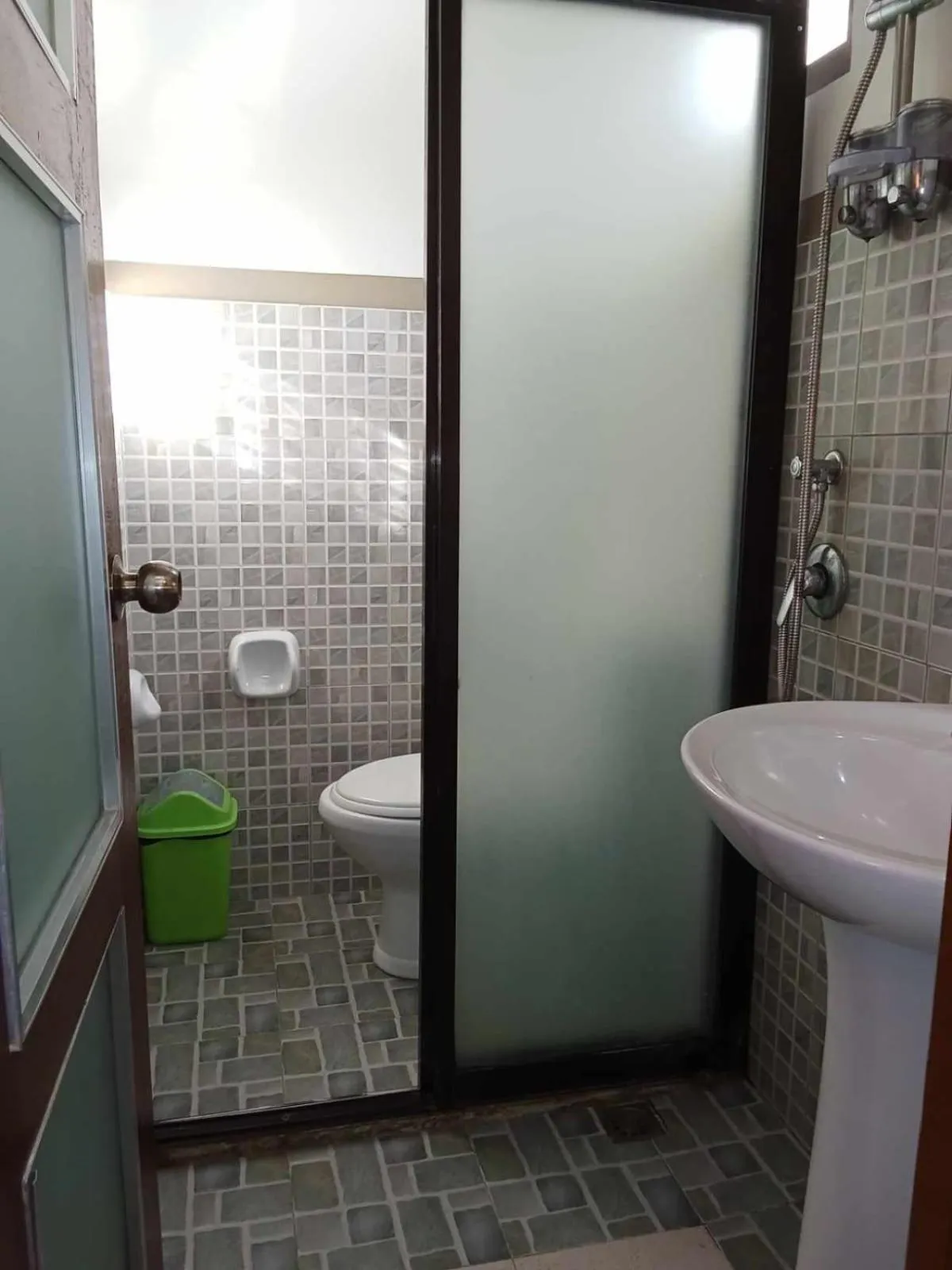 Bathroom in Vali-Joe Travel Lodge