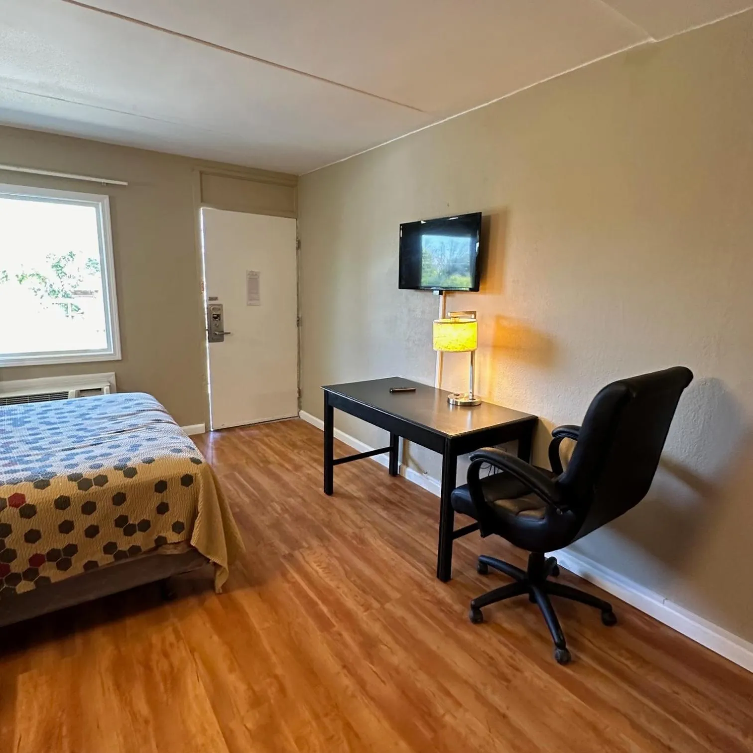 Bedroom, Bed in Econo Lodge