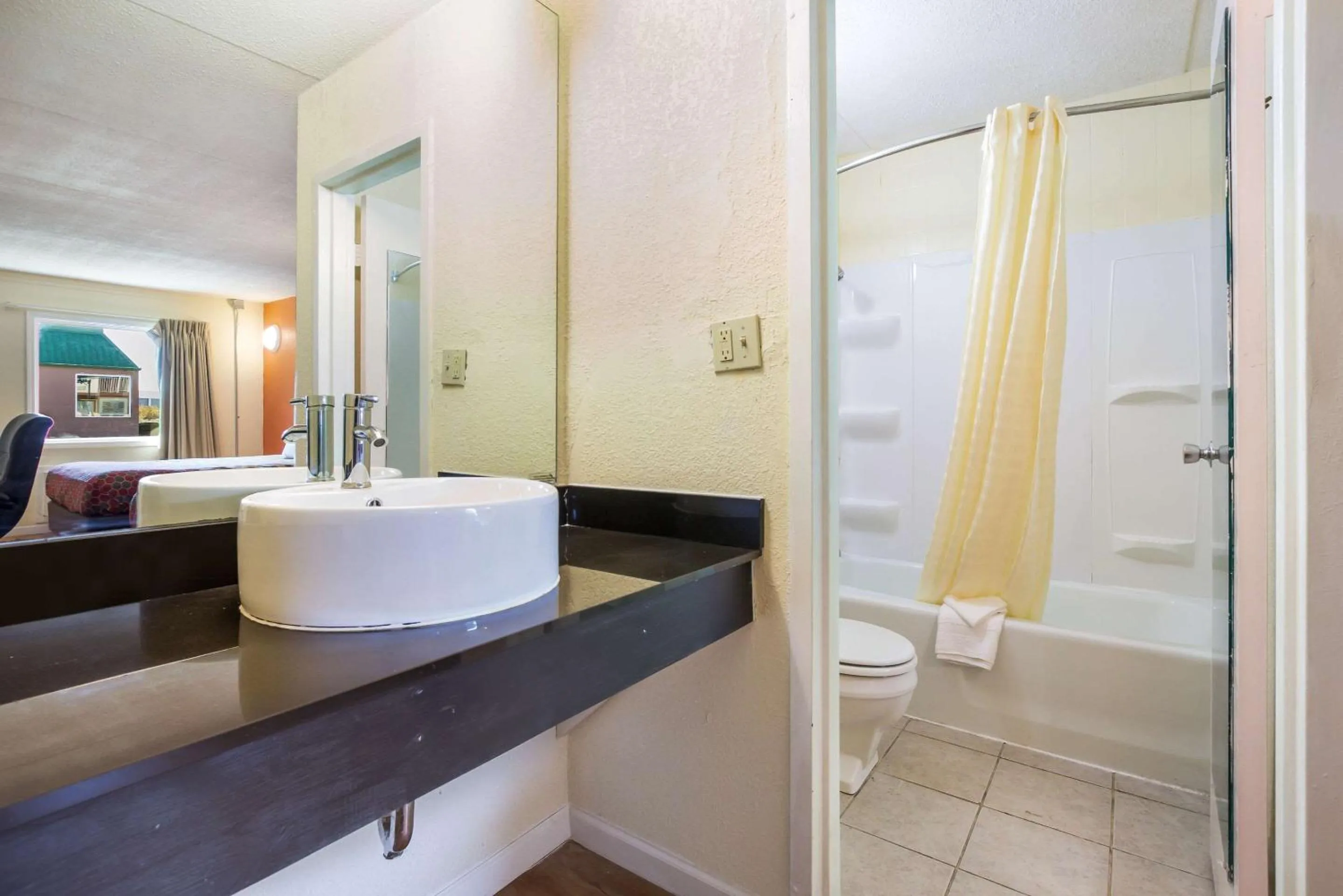 Bedroom, Bathroom in Econo Lodge