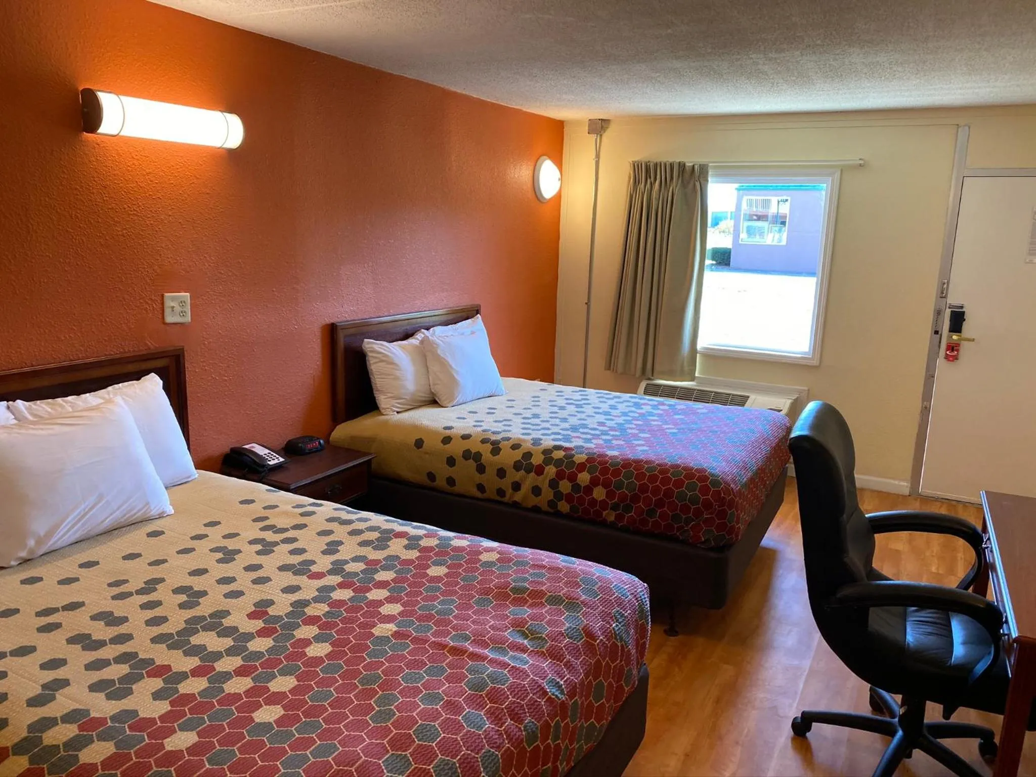 Bedroom, Bed in Econo Lodge