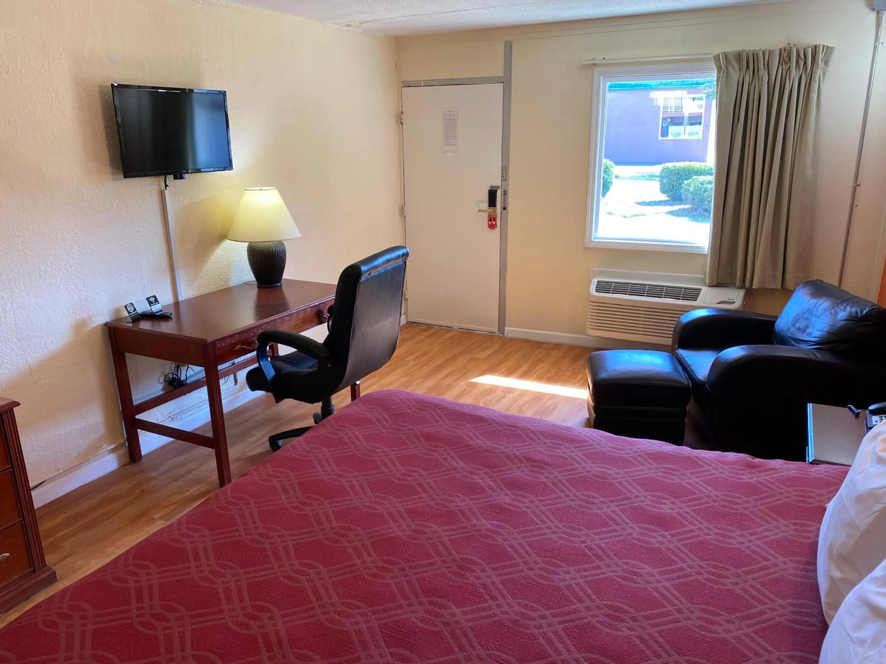 Bedroom, Bed in Econo Lodge