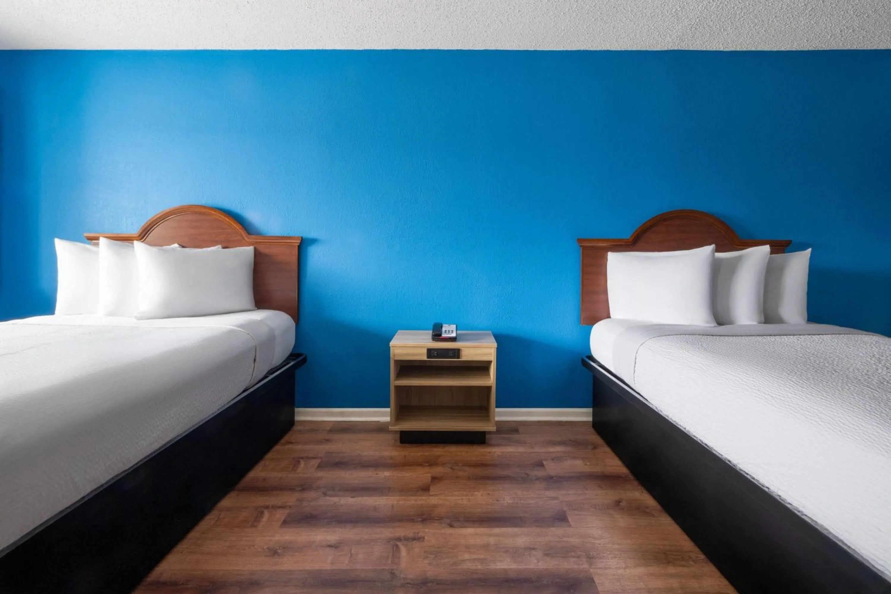 Photo of the whole room, Bed in Super 8 by Wyndham Portsmouth - Norfolk