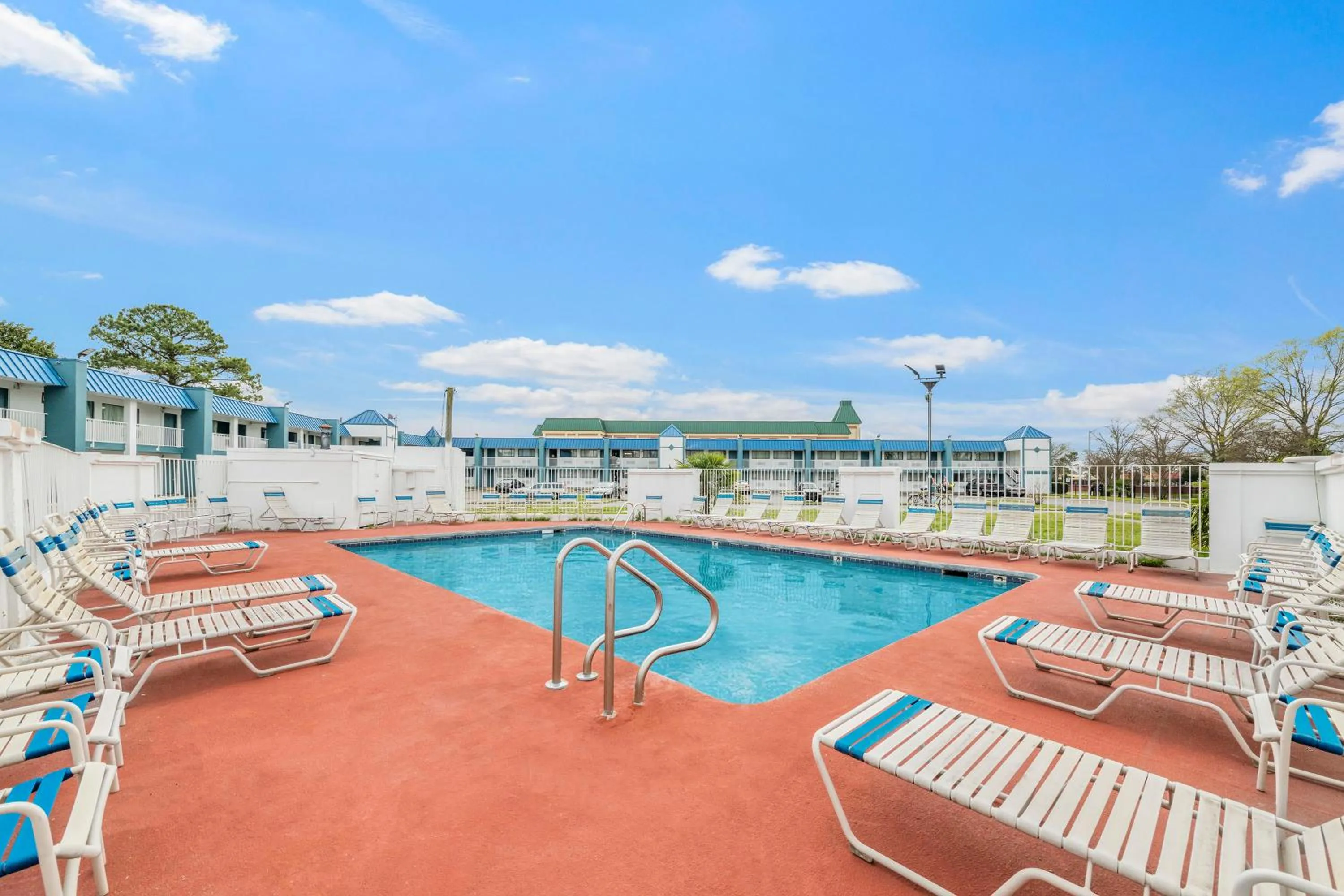 Super 8 by Wyndham Portsmouth - Norfolk