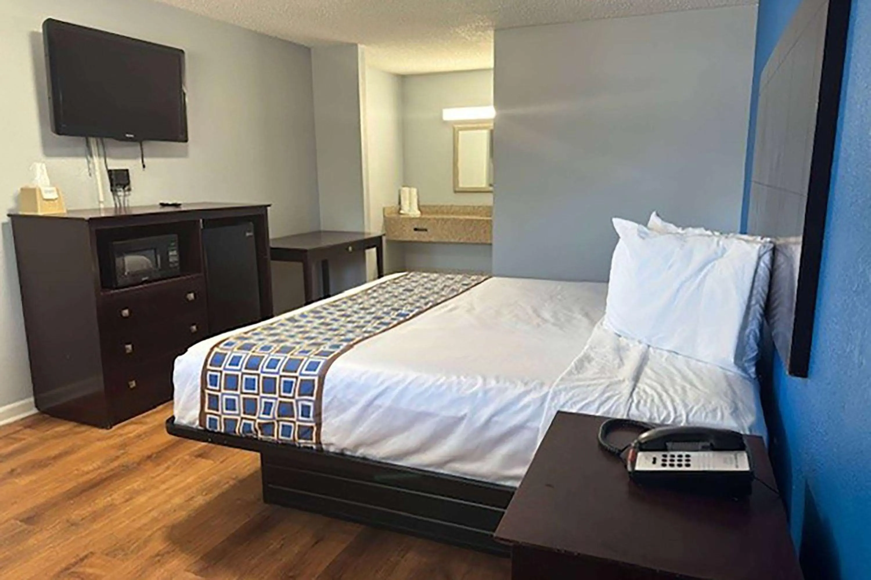 Photo of the whole room, Bed in Super 8 by Wyndham Portsmouth - Norfolk