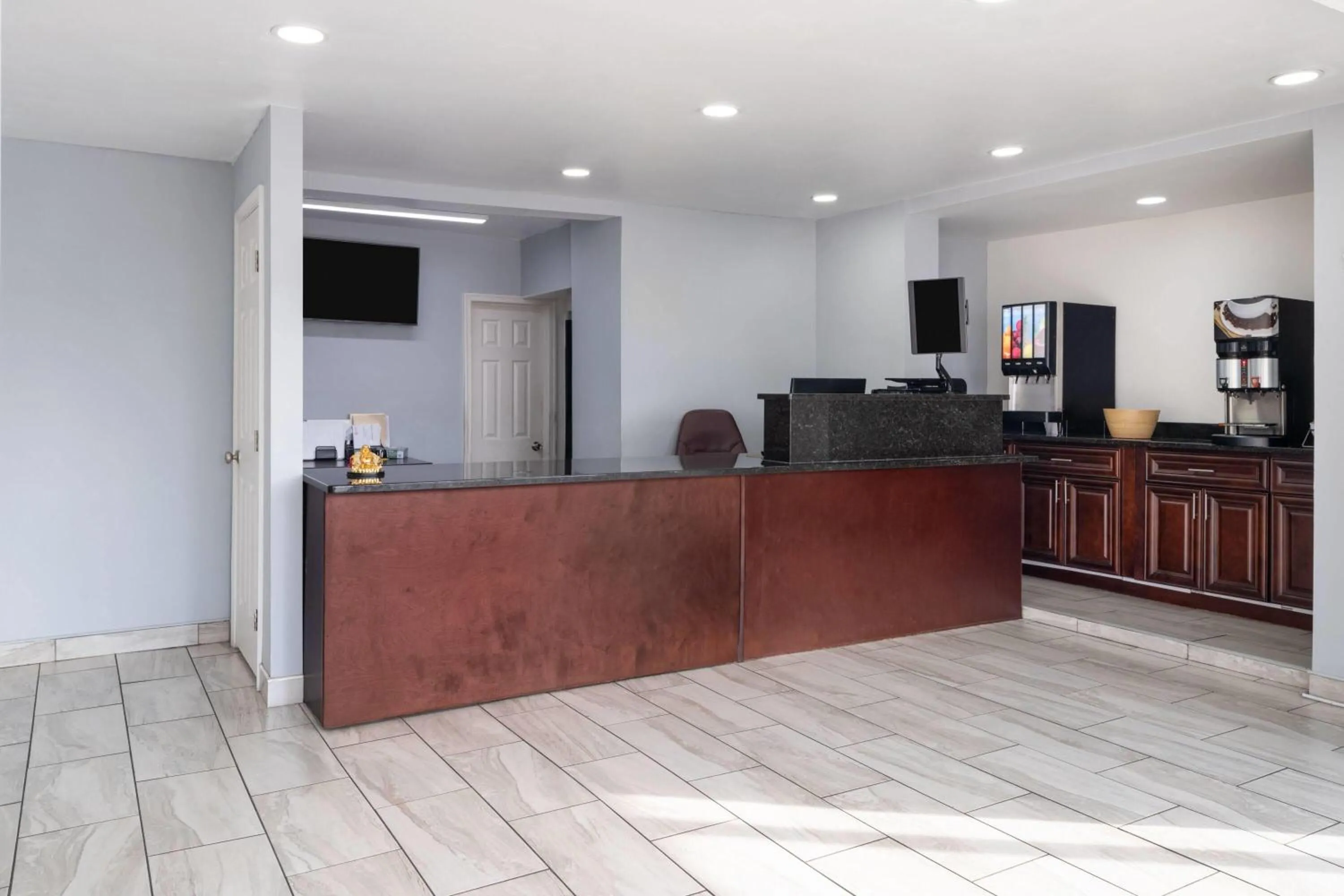 Lobby or reception in Super 8 by Wyndham Portsmouth - Norfolk