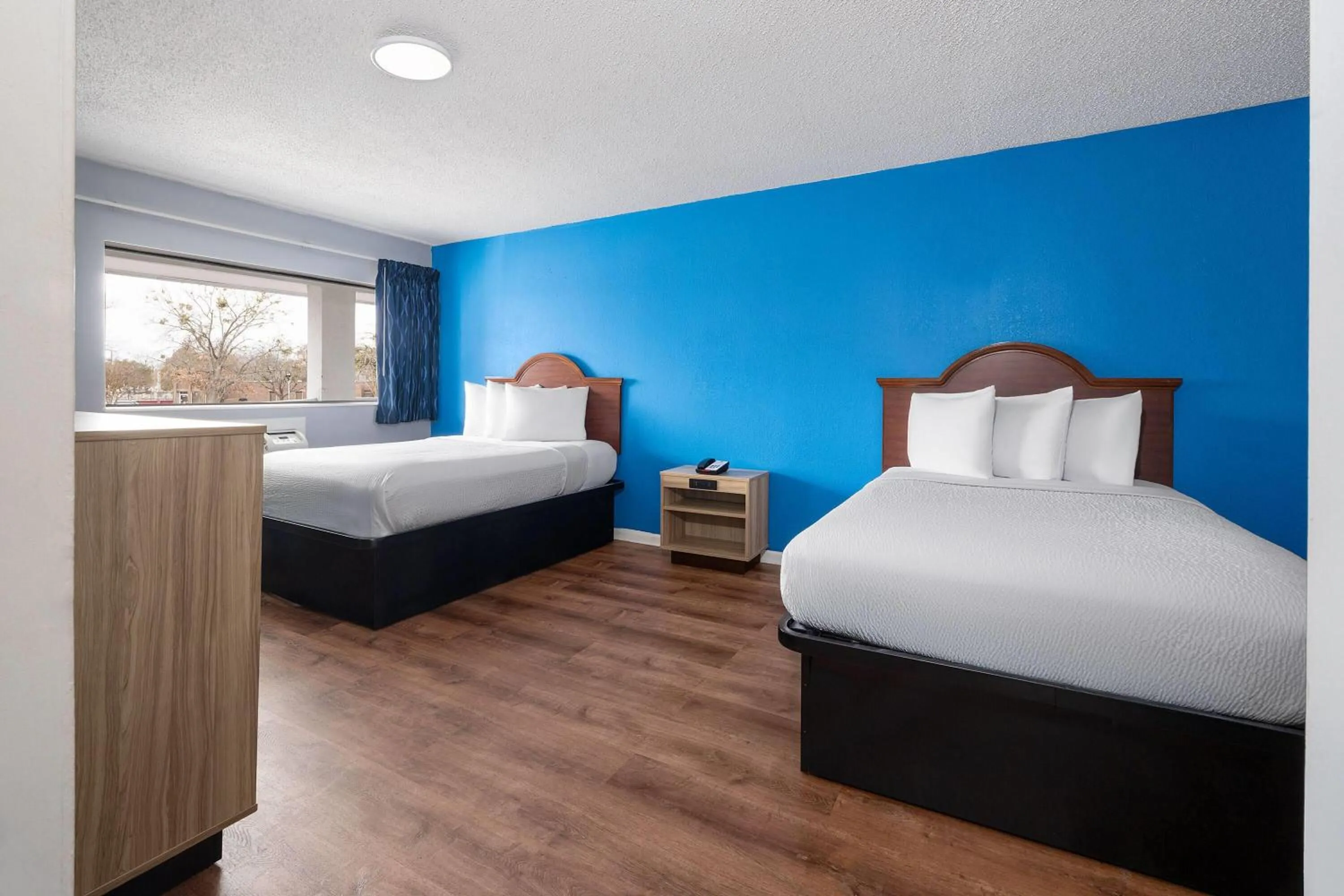 Photo of the whole room, Bed in Super 8 by Wyndham Portsmouth - Norfolk