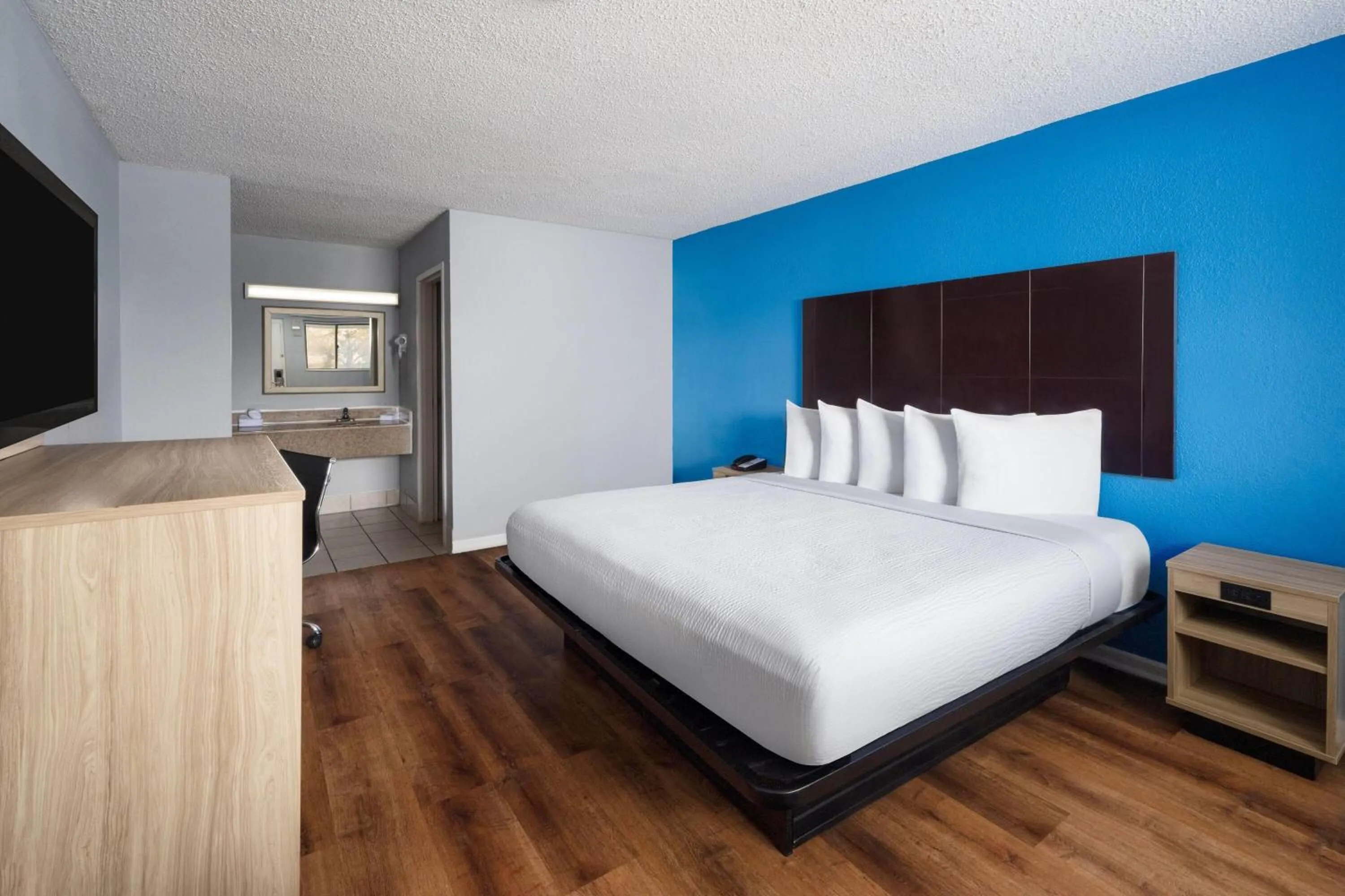 Photo of the whole room, Bed in Super 8 by Wyndham Portsmouth - Norfolk
