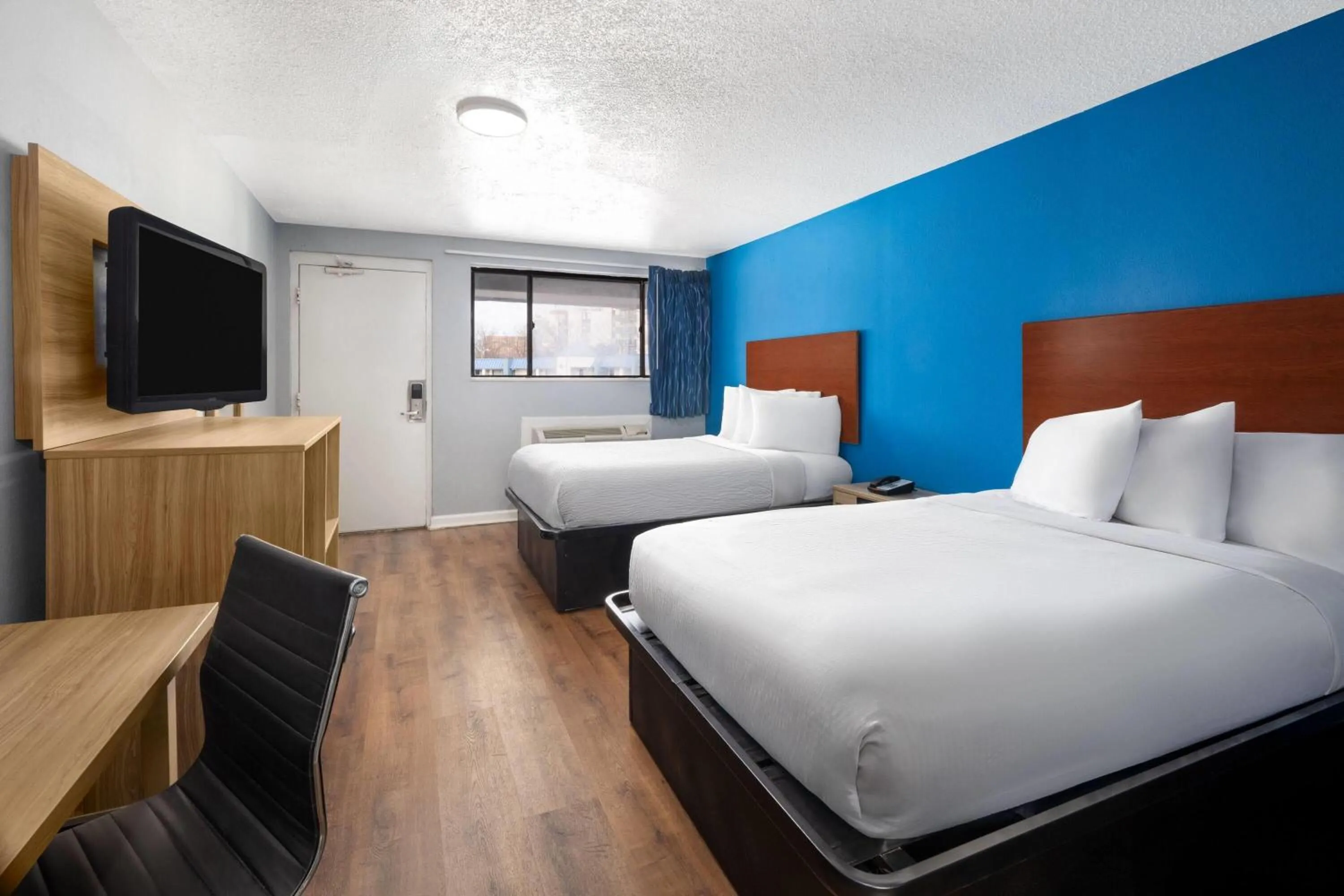 Photo of the whole room, Bed in Super 8 by Wyndham Portsmouth - Norfolk