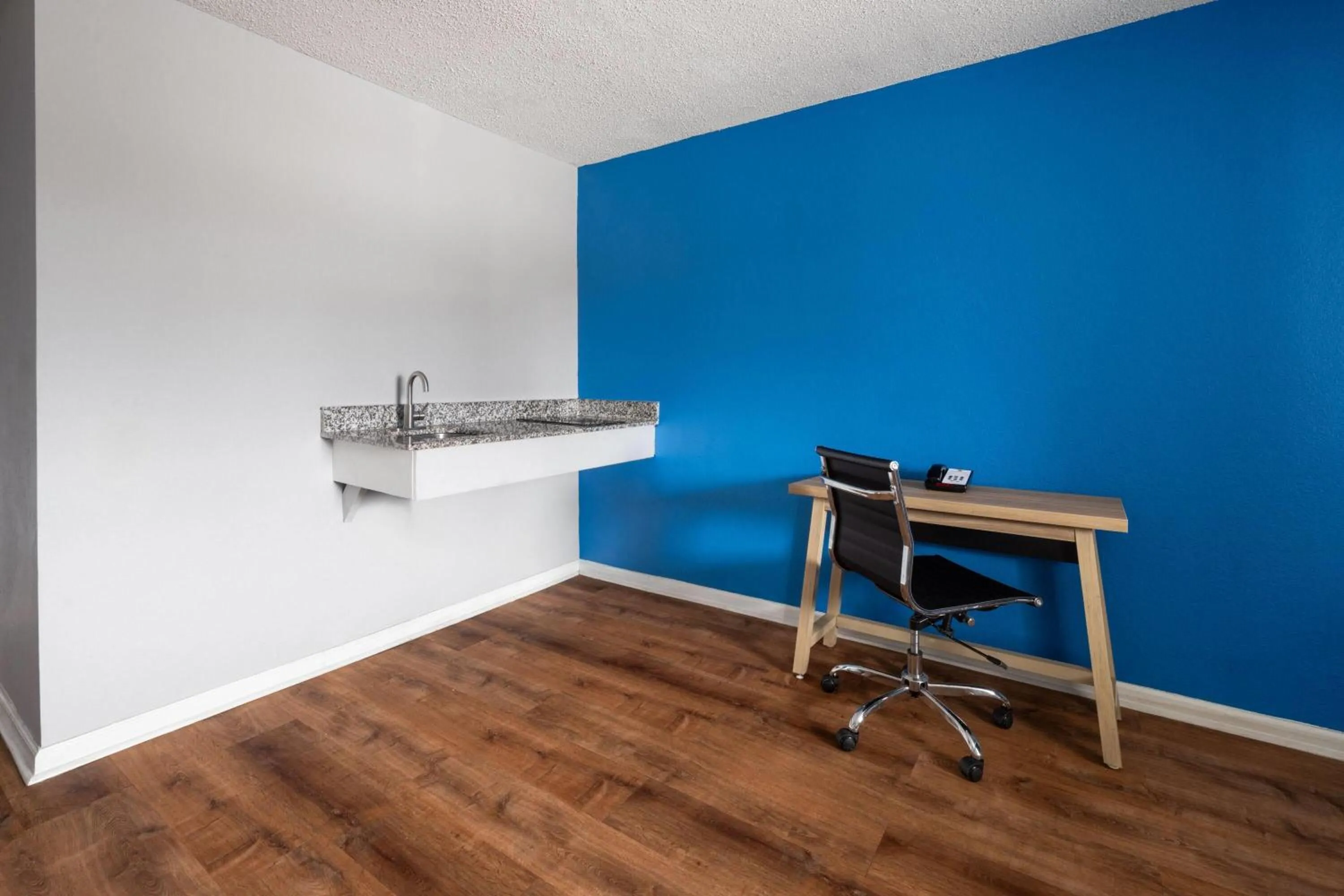 Photo of the whole room in Super 8 by Wyndham Portsmouth - Norfolk