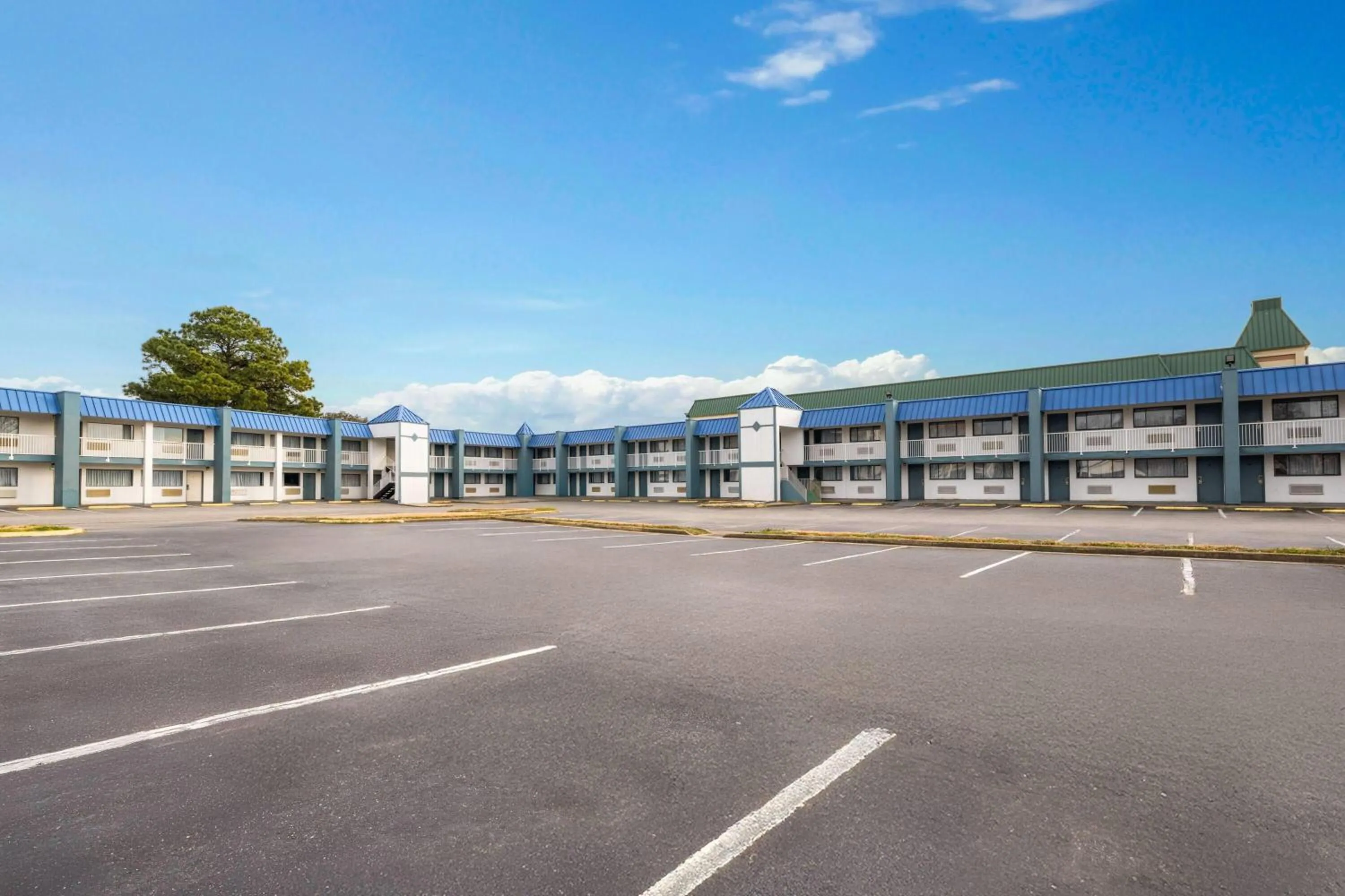 Property building in Super 8 by Wyndham Portsmouth - Norfolk