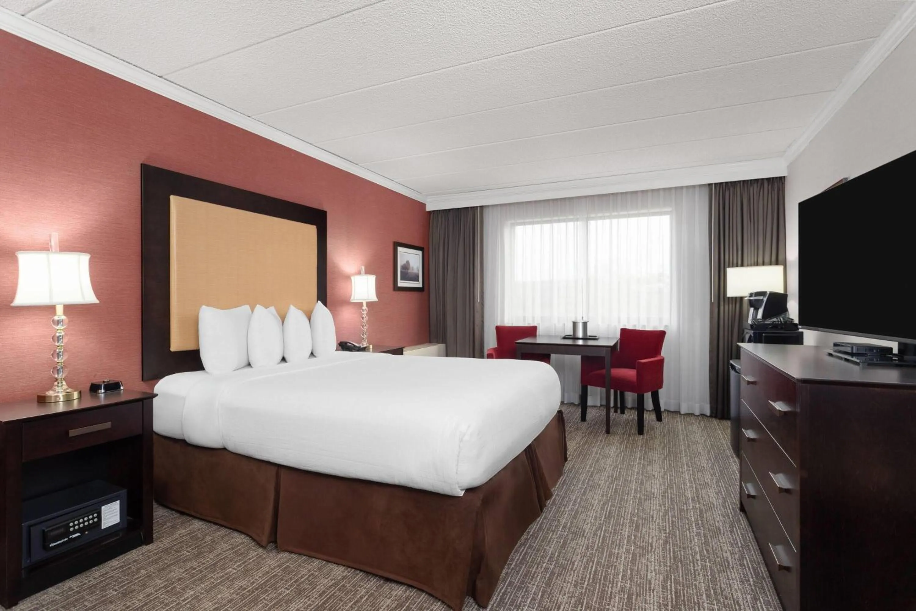 Photo of the whole room, Bed in Wyndham Minneapolis South Burnsville
