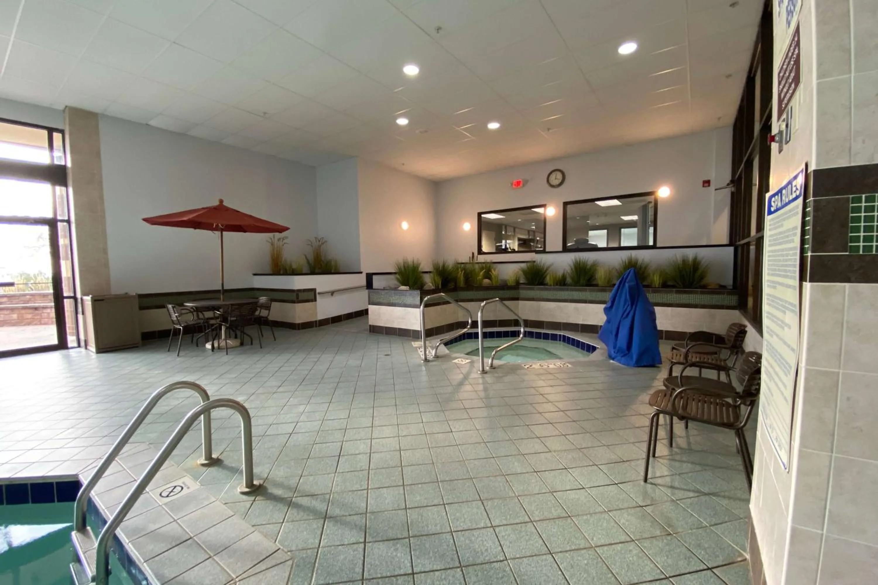 Swimming pool in Best Western Premier Nicollet Inn