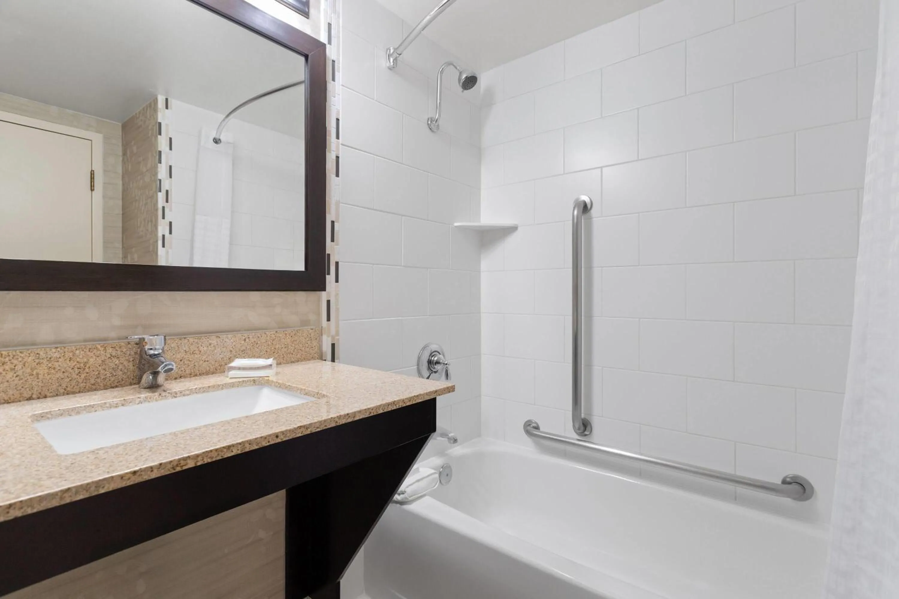 Bathroom in Wyndham Minneapolis South Burnsville