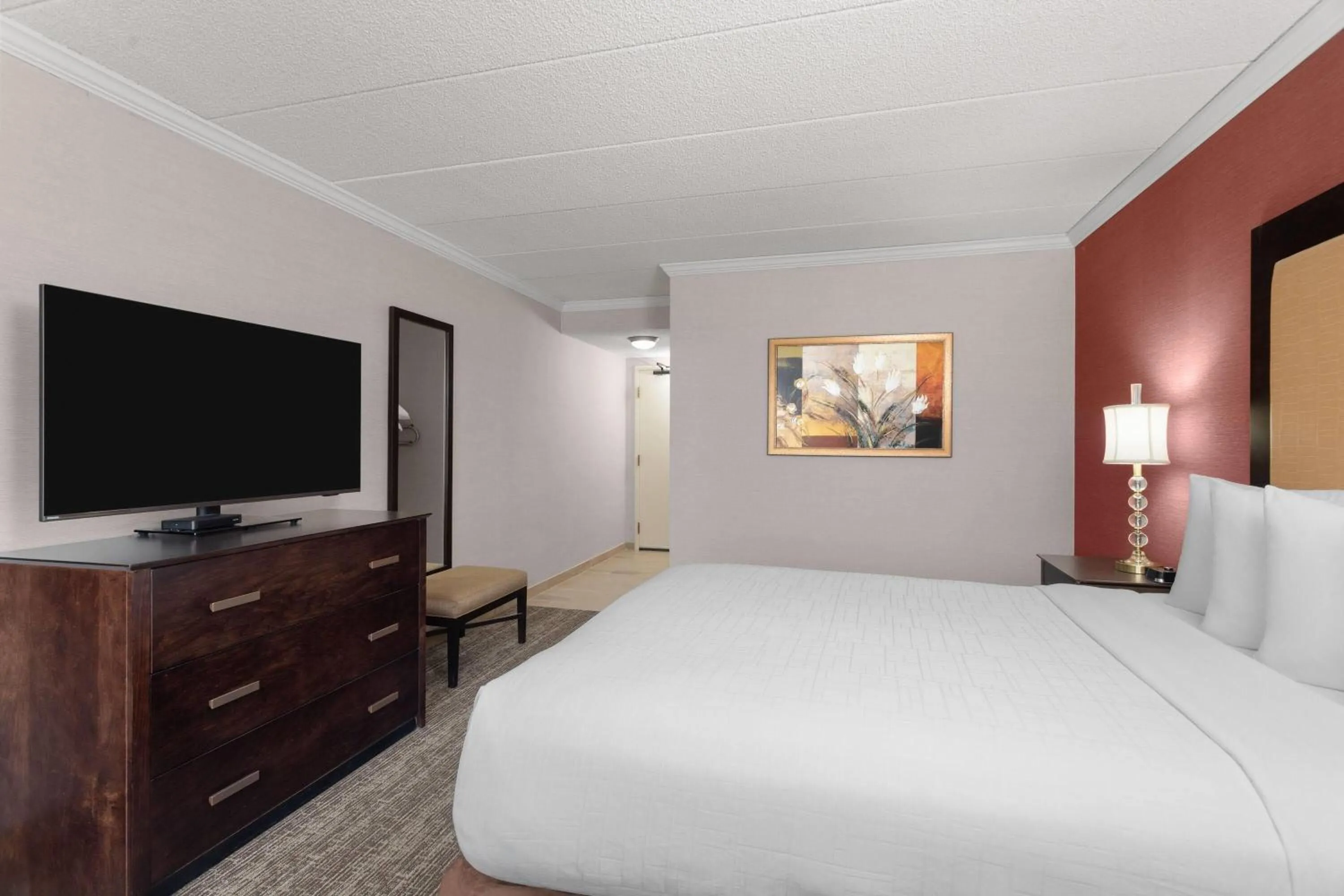 Photo of the whole room, Bed in Wyndham Minneapolis South Burnsville