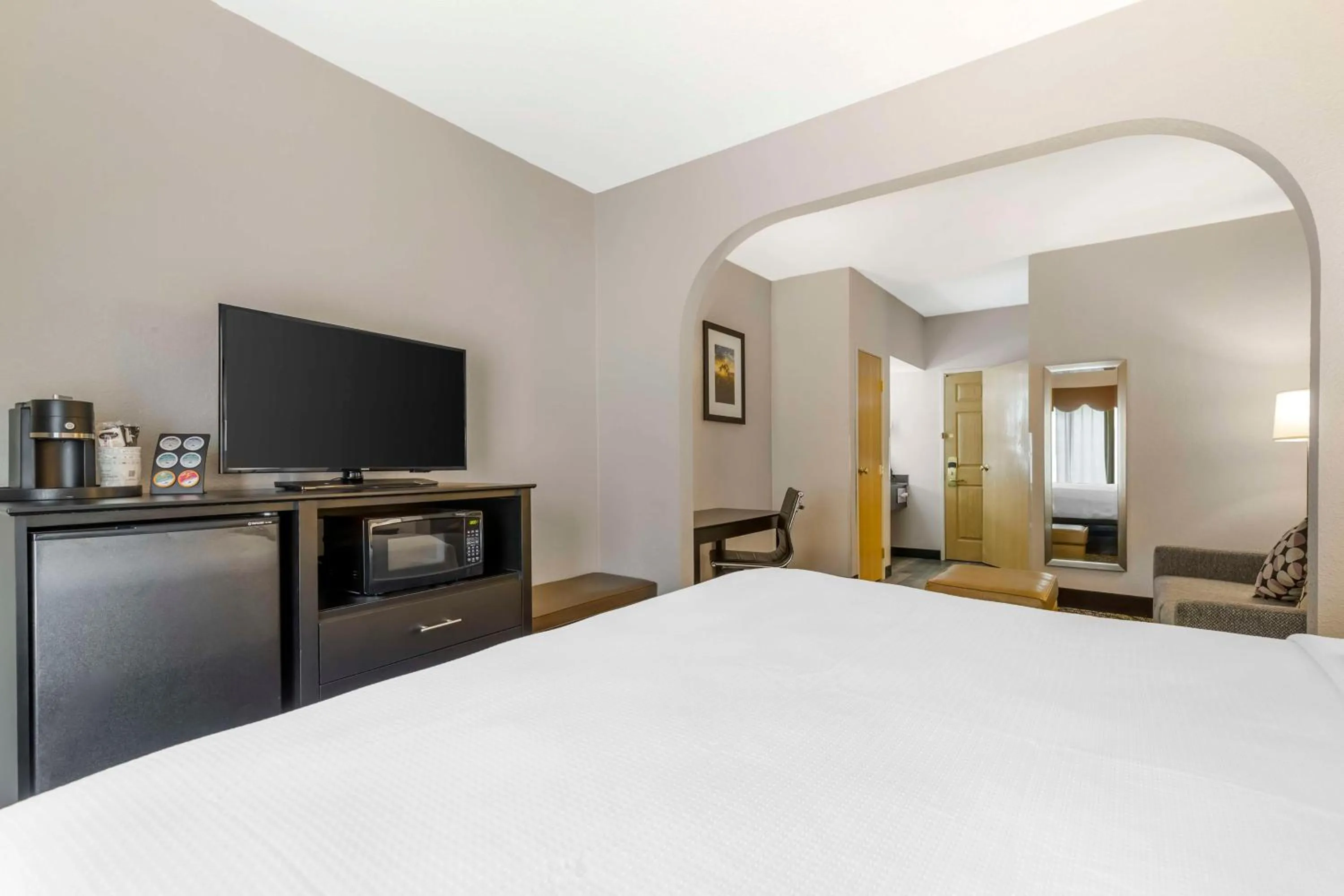 Bedroom, Bed in Best Western Plus Des Moines West Inn & Suites