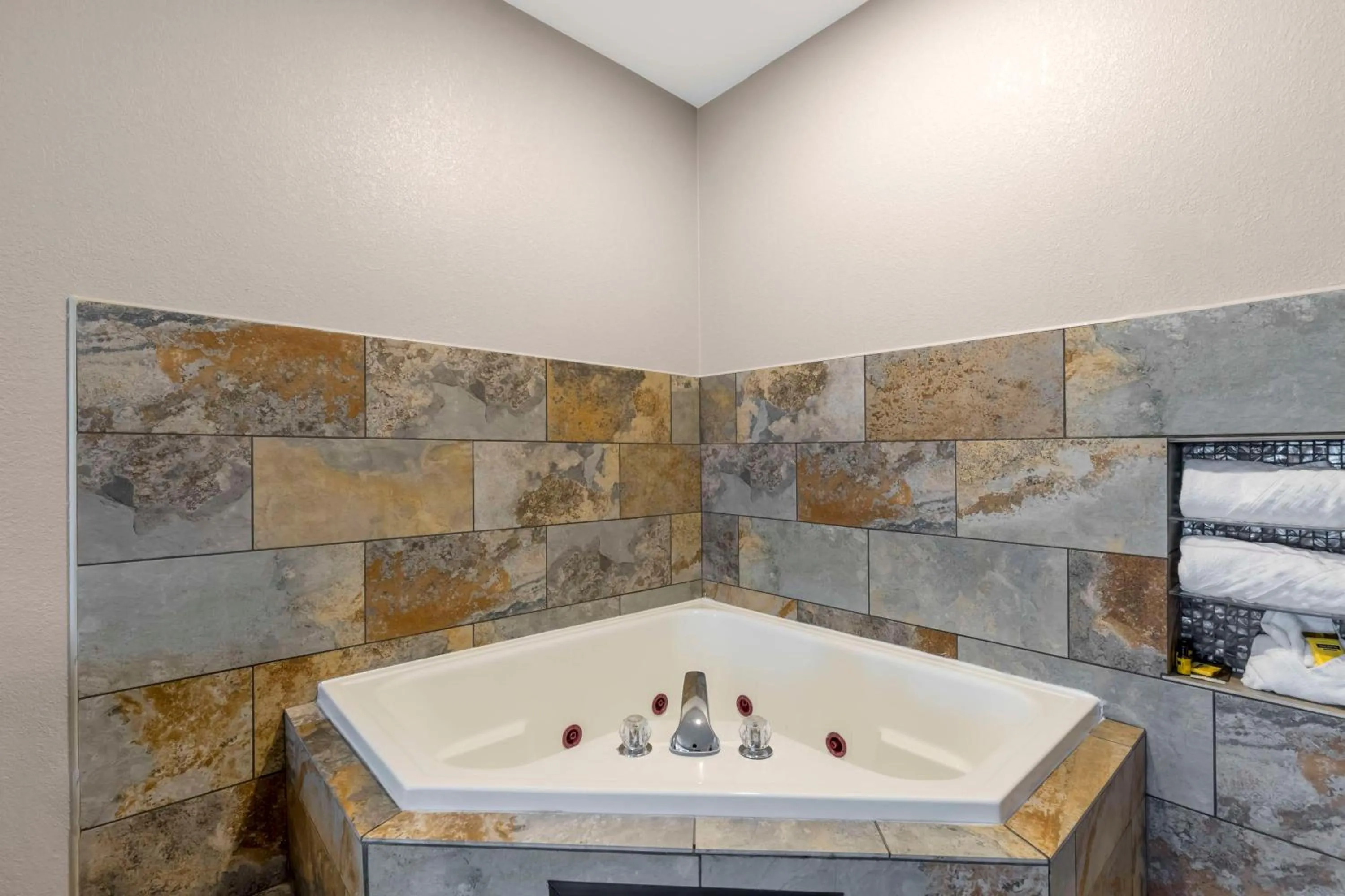 Bedroom in Best Western Plus Des Moines West Inn & Suites