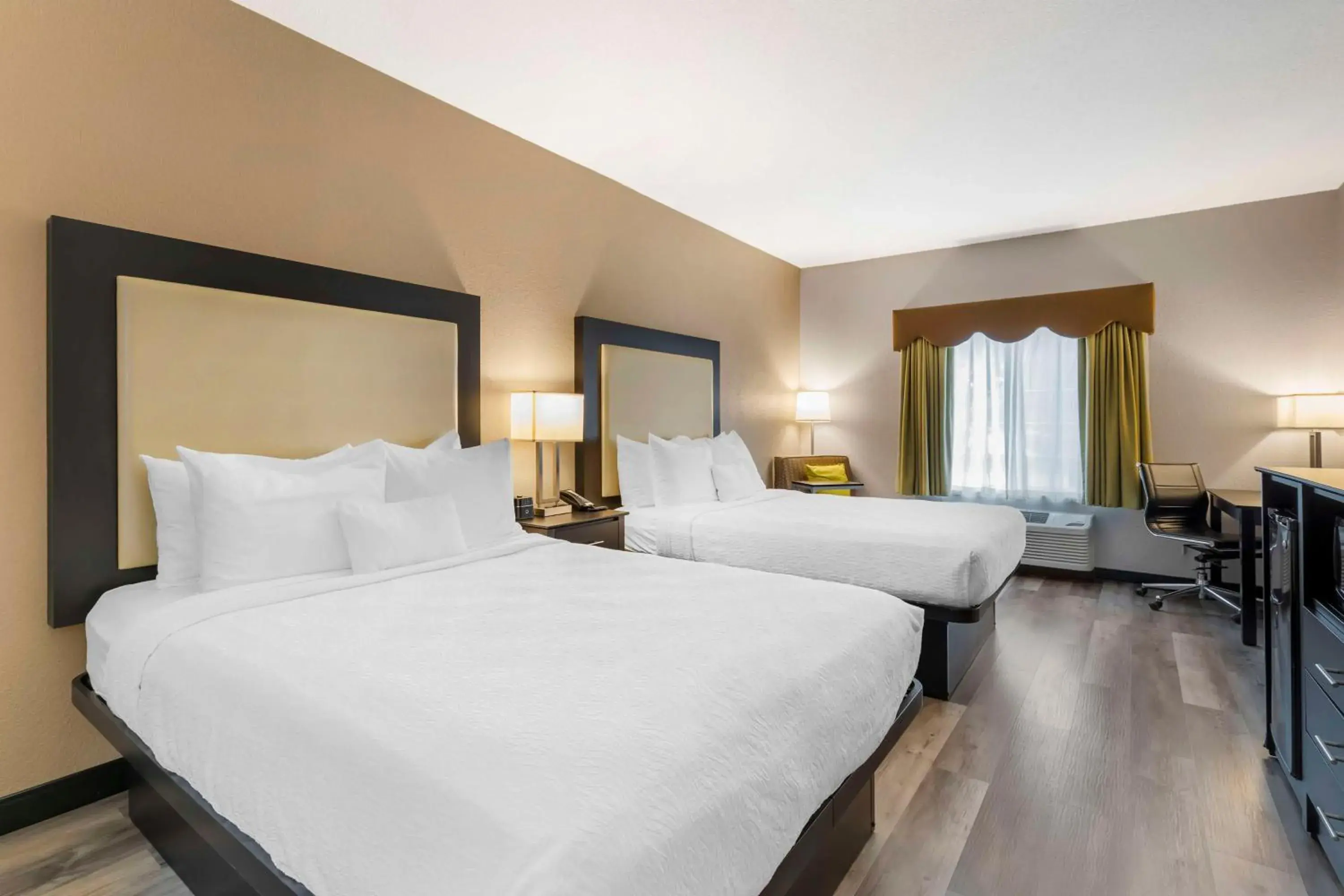 Queen Room with Two Queen Beds - Non Smoking in Best Western Plus Des Moines West Inn & Suites Queen Room with Two Queen Beds - Non Smoking in Best Western Plus Des Moines West Inn & Suites