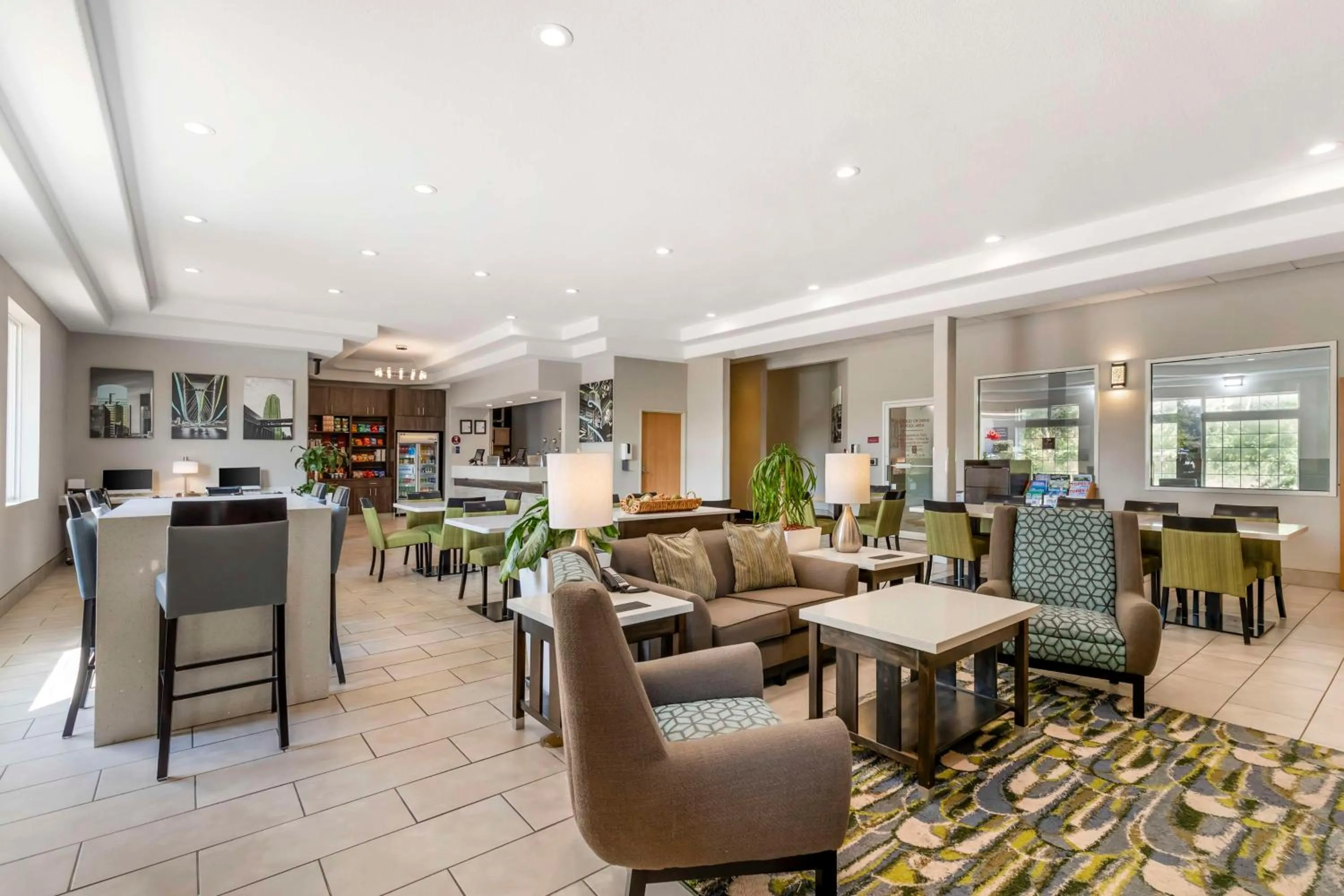 Lobby or reception in Best Western Plus Des Moines West Inn & Suites