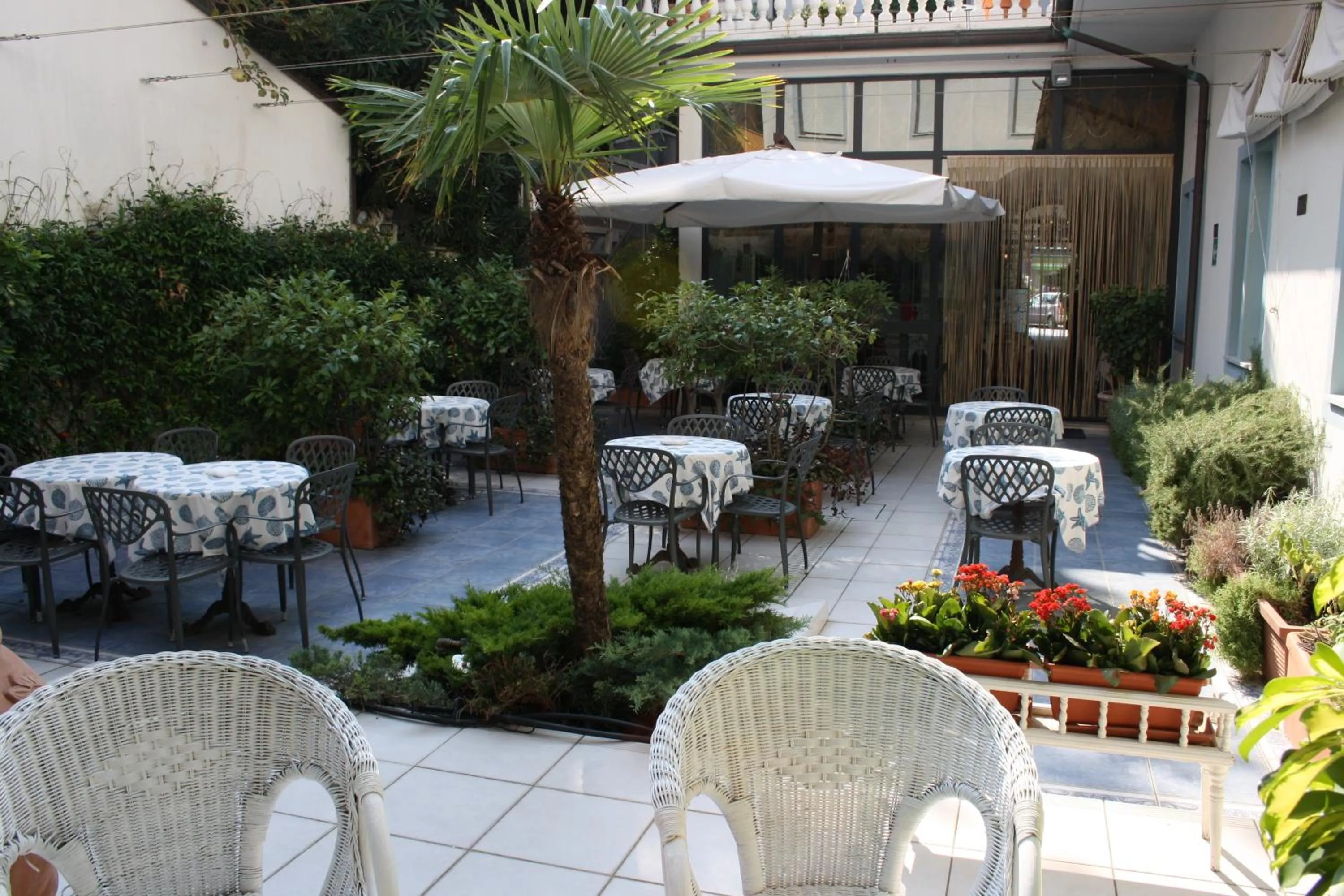 Restaurant/places to eat in Hotel London