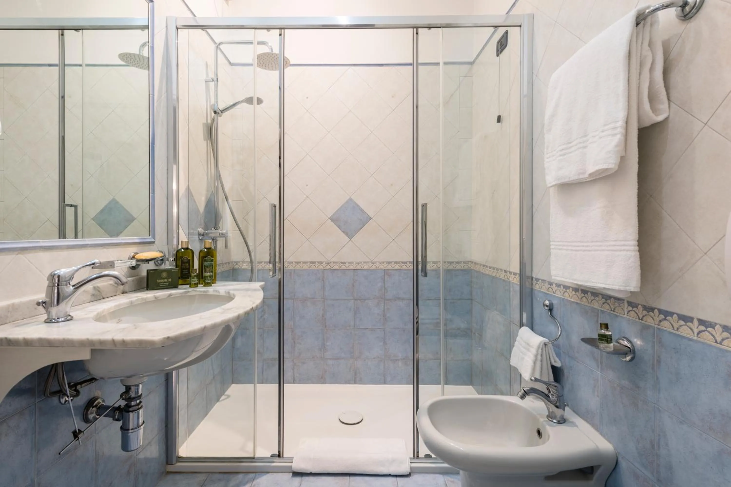 Bathroom in Hotel London