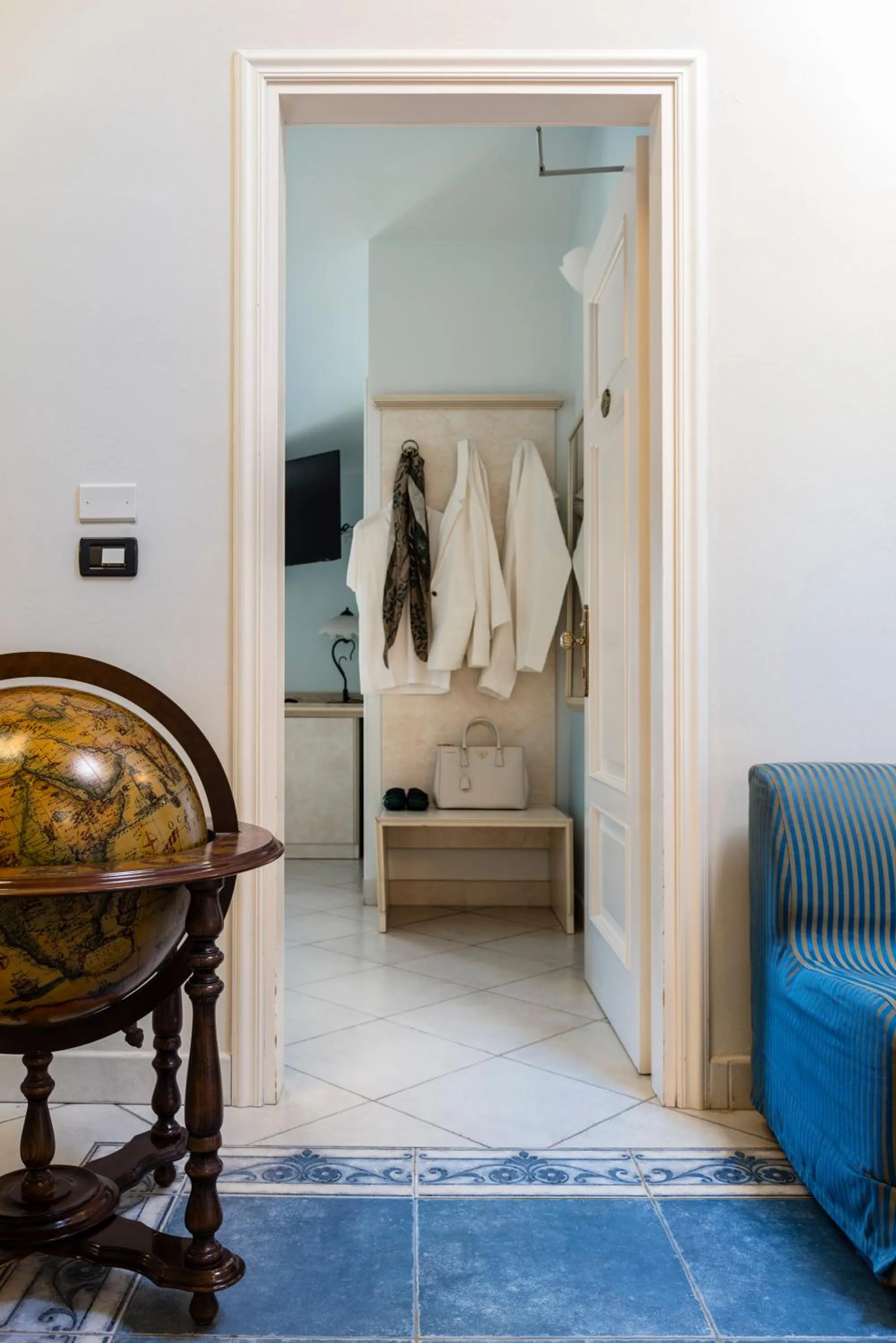 Photo of the whole room in Hotel London