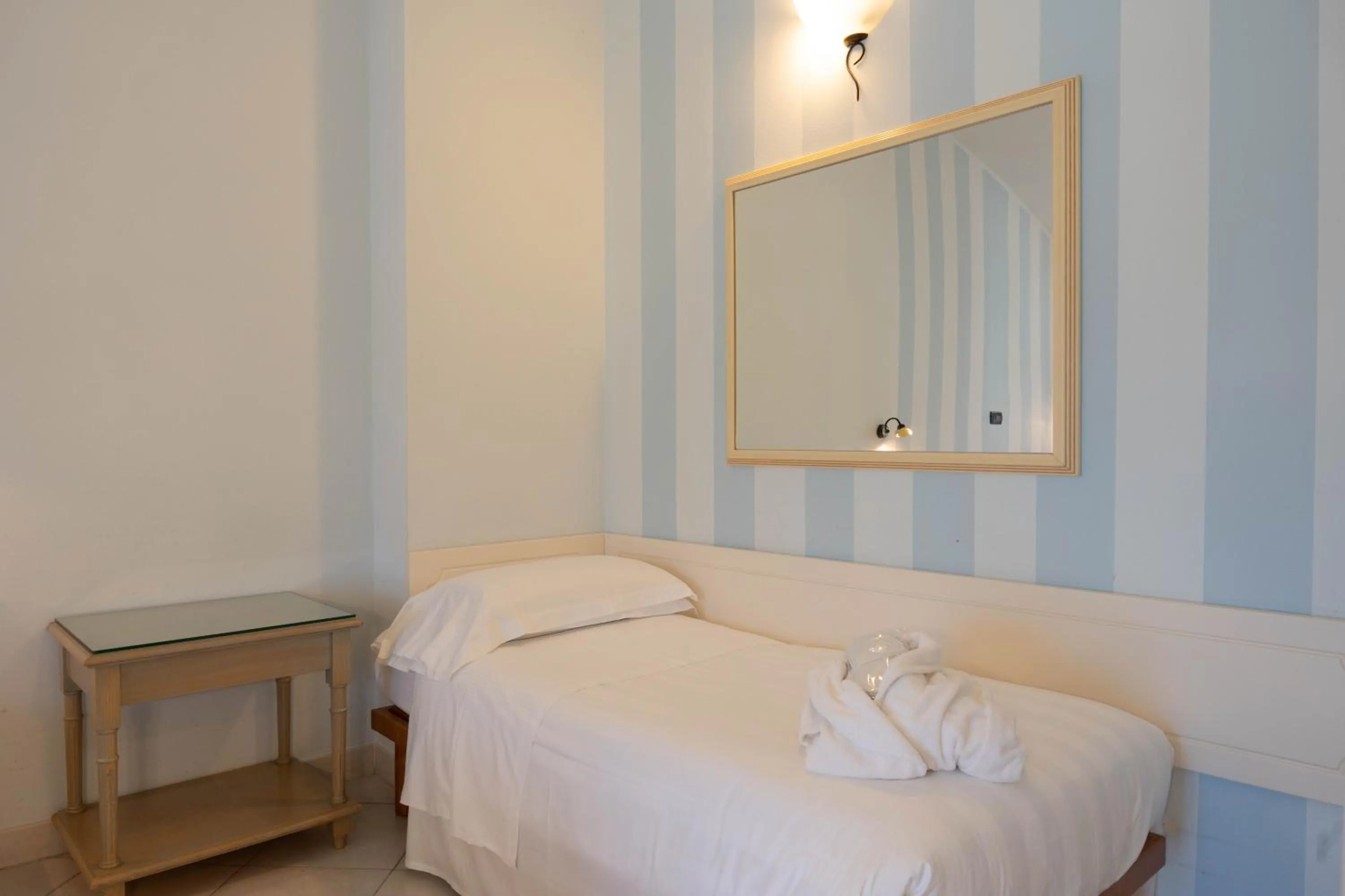 Bedroom, Bed in Hotel London