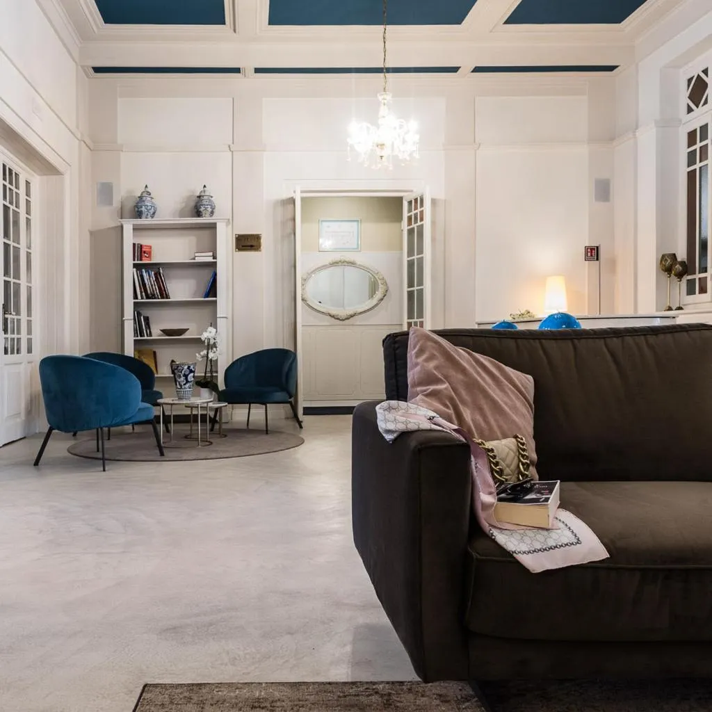 Communal lounge/ TV room in Hotel London