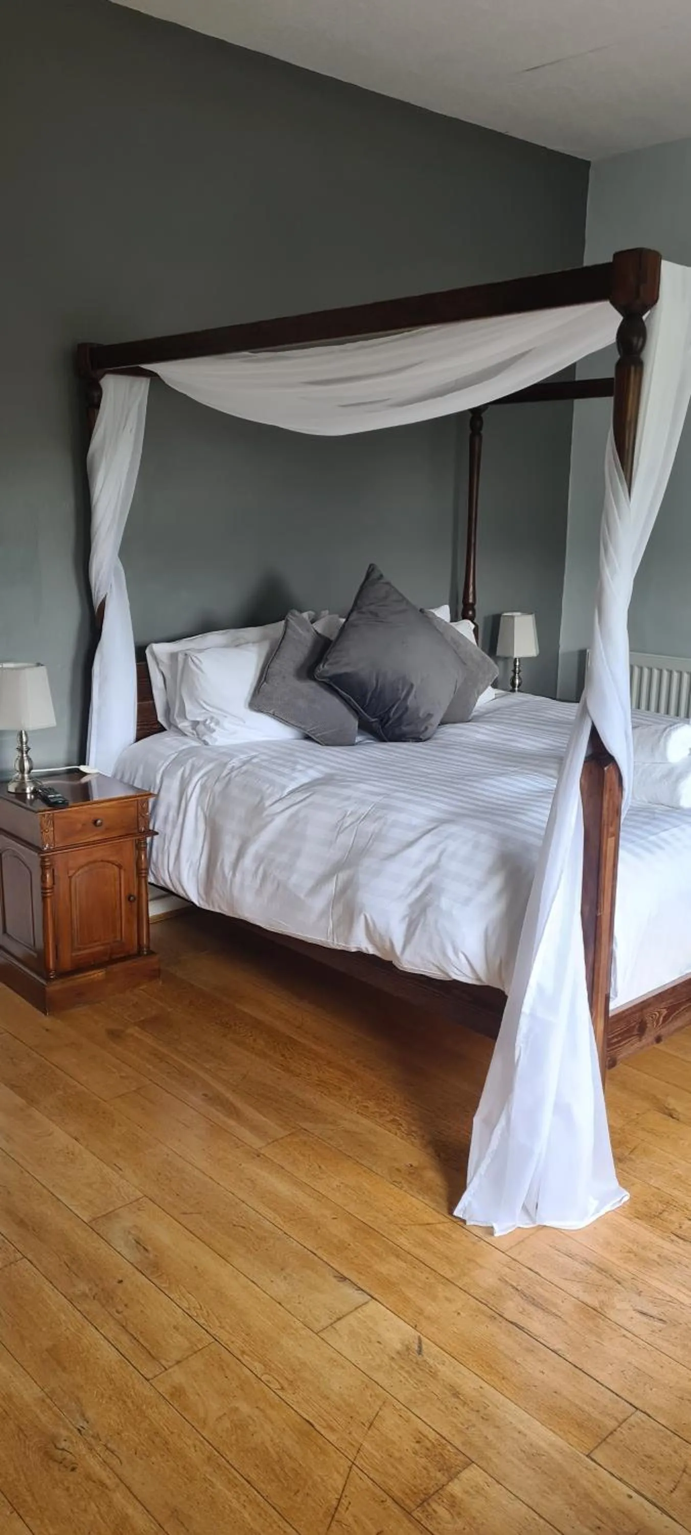 Property building, Bed in The Finch Hatton Arms