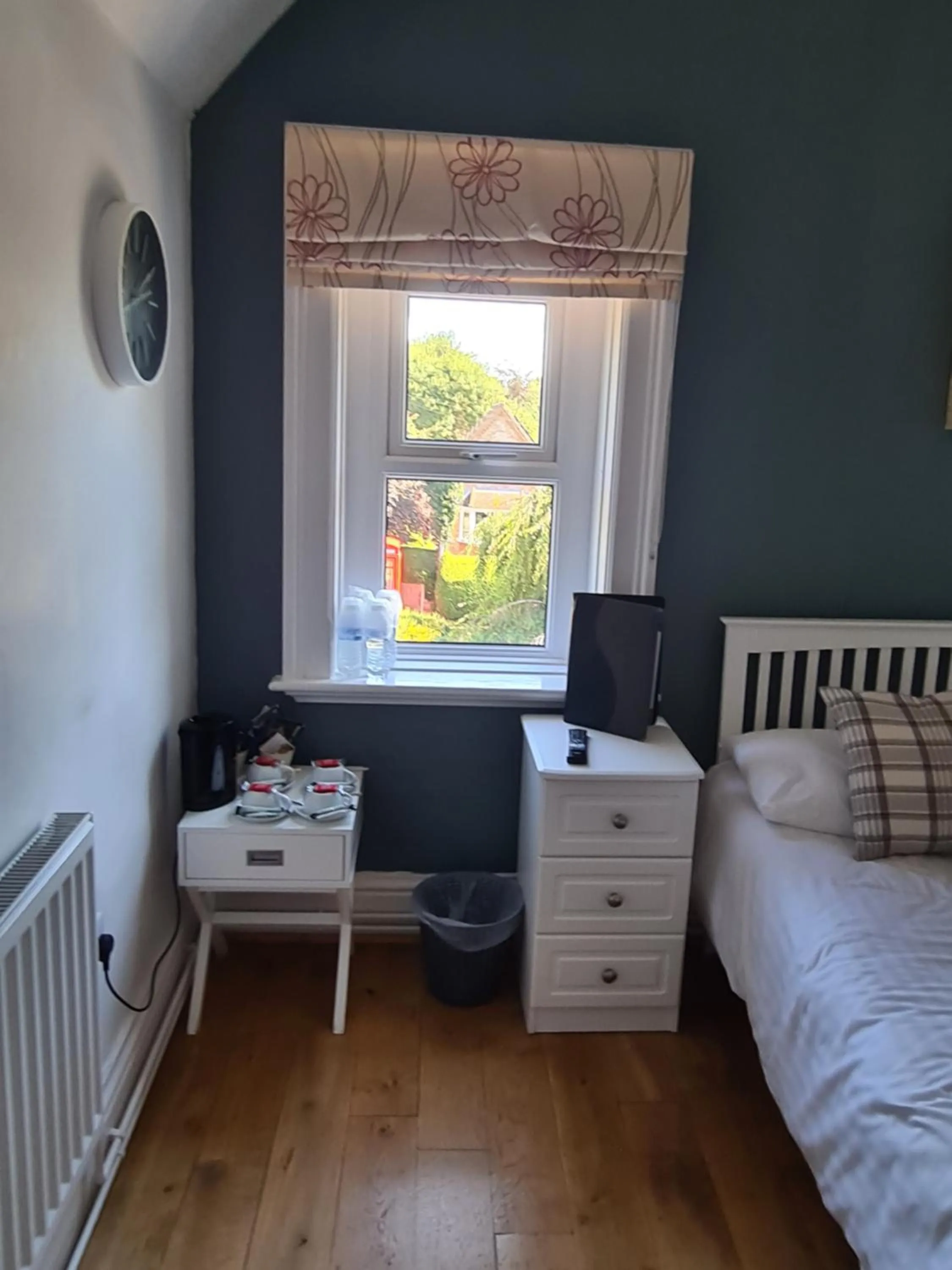 Bedroom, Bed in The Finch Hatton Arms