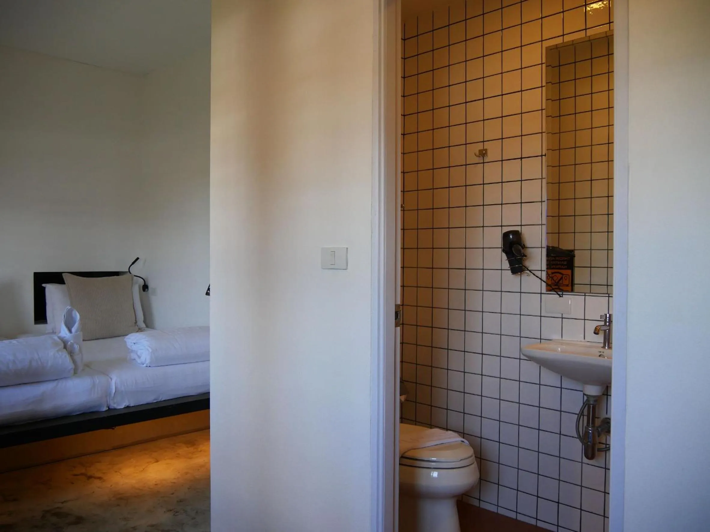 Toilet, Bed in Book a Bed Poshtel - SHA Plus