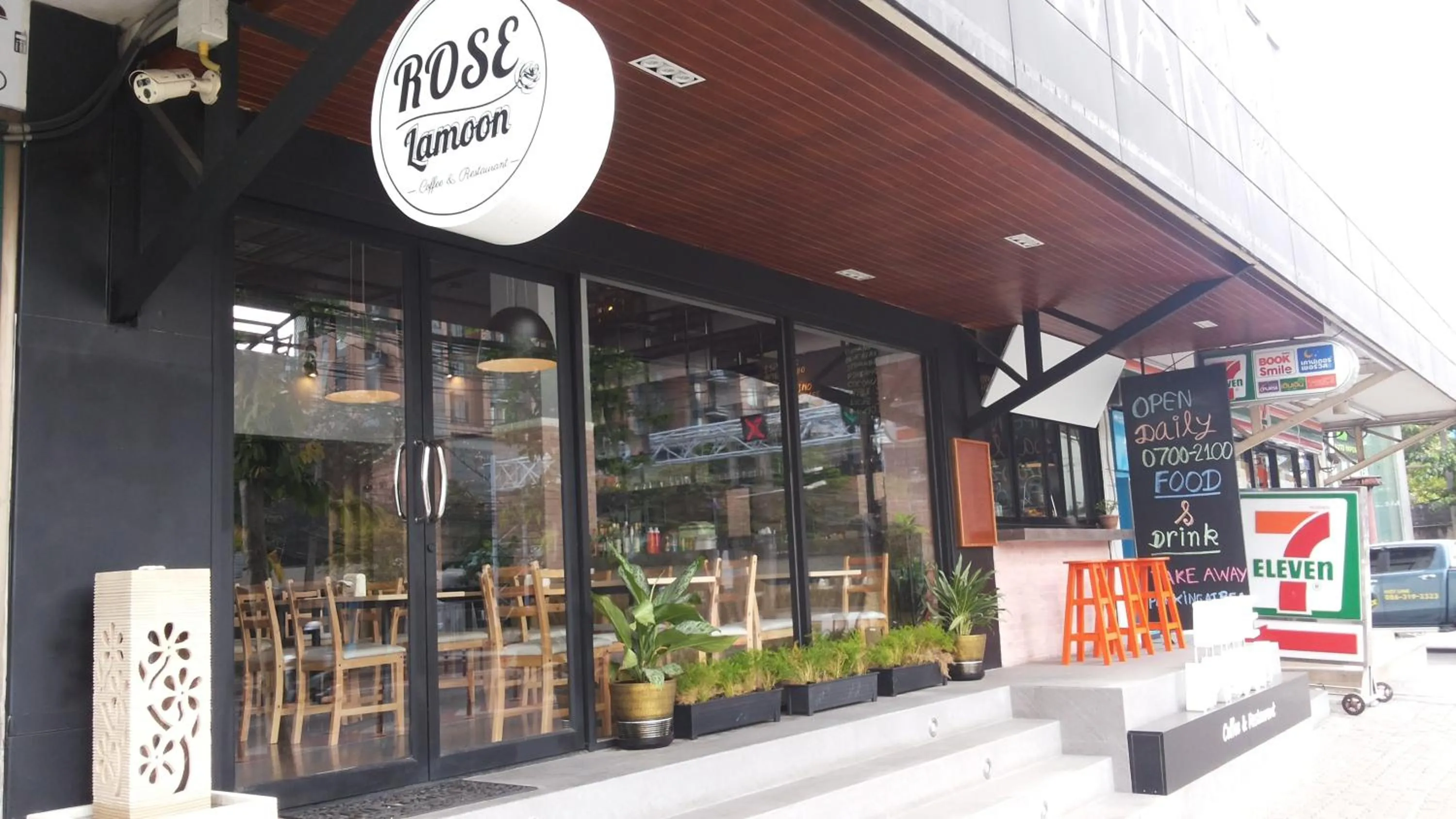 Restaurant/places to eat in D Varee Xpress Makkasan Hotel