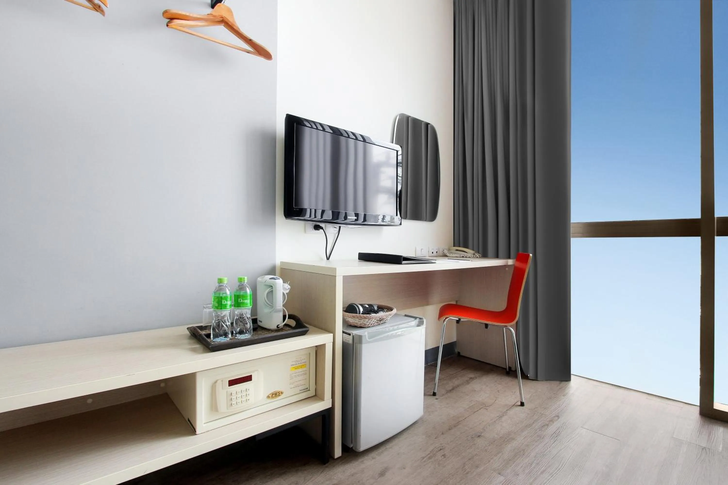 Bedroom, TV/Entertainment Center in D Varee Xpress Makkasan Hotel