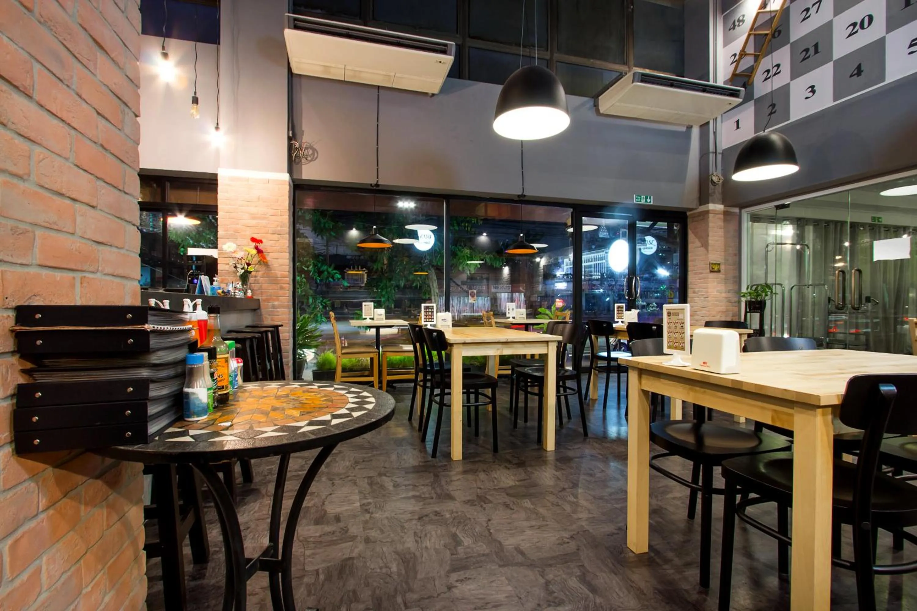 Restaurant/Places to Eat in D Varee Xpress Makkasan Hotel