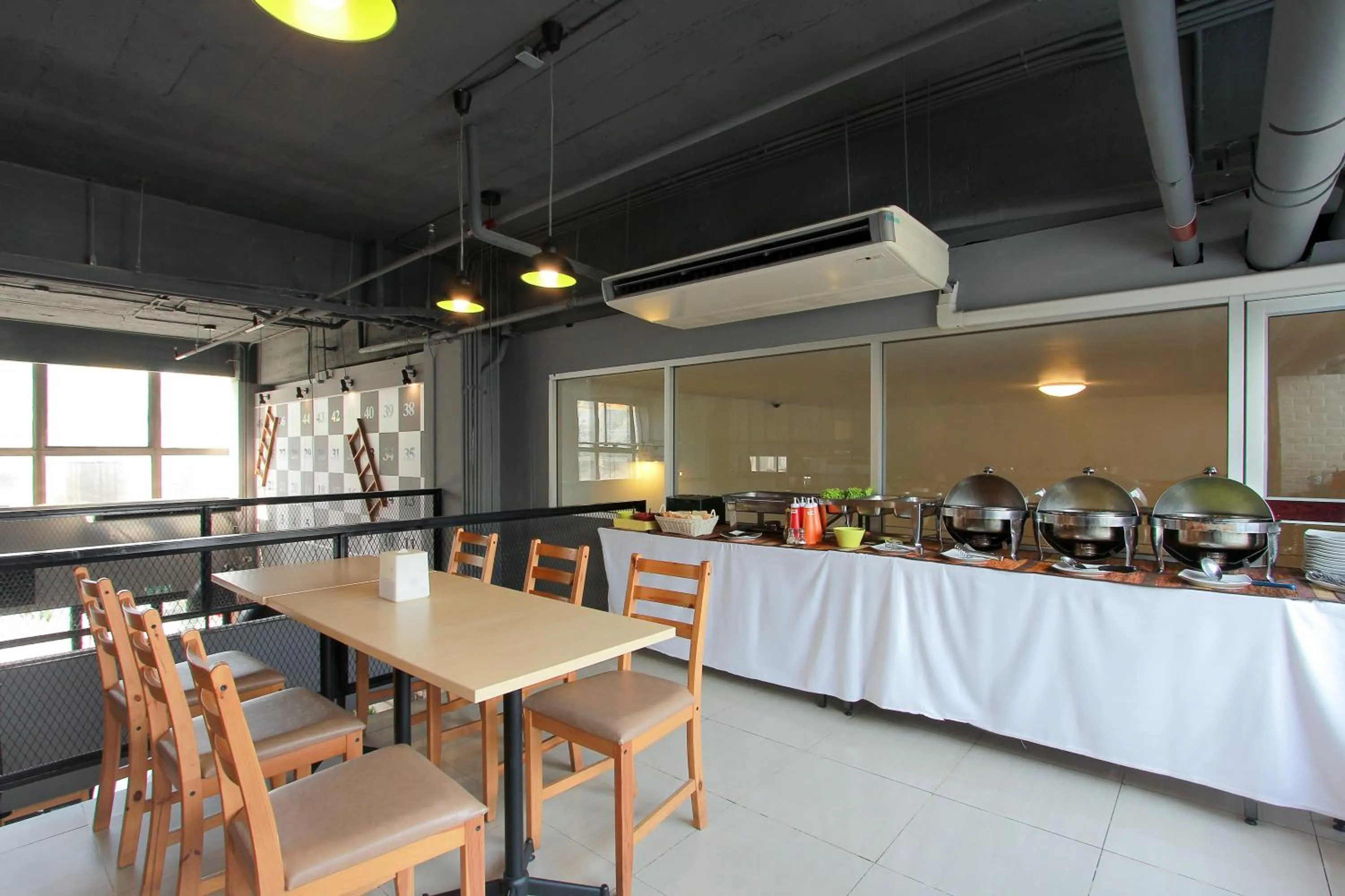 Restaurant/Places to Eat in D Varee Xpress Makkasan Hotel