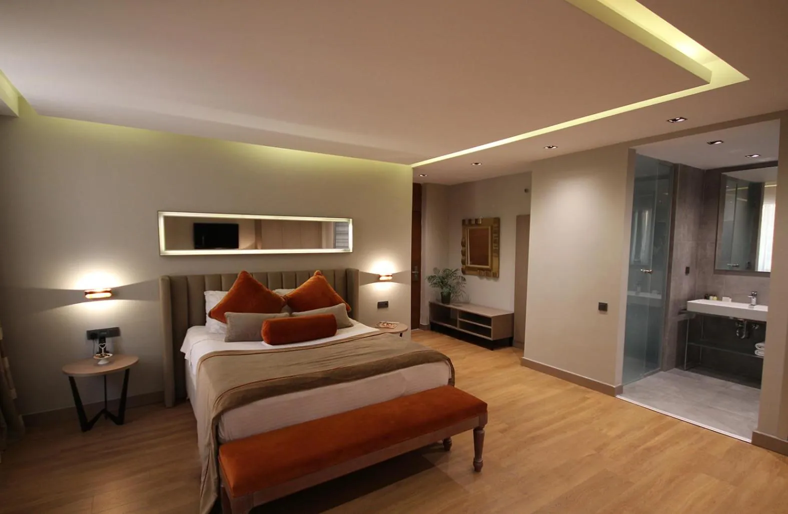 Shower, Bed in Nobel Hotel