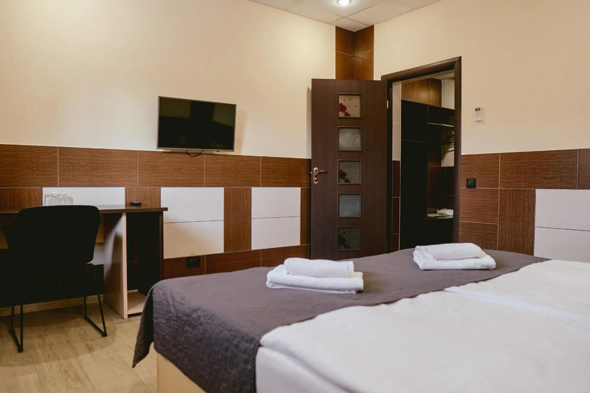 Photo of the whole room, Bed in Korona Hotel