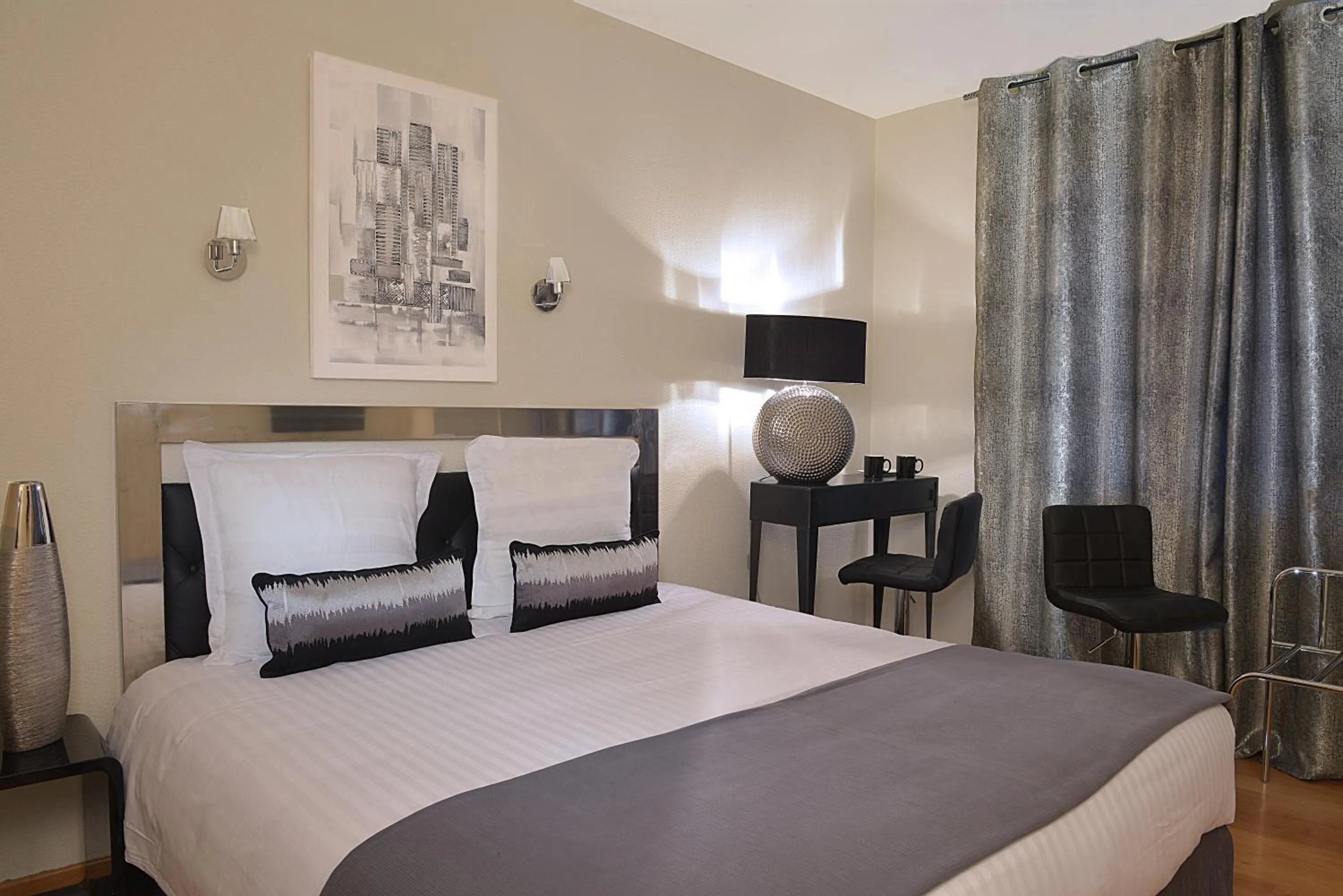 Photo of the whole room, Bed in Logis L'hermitage