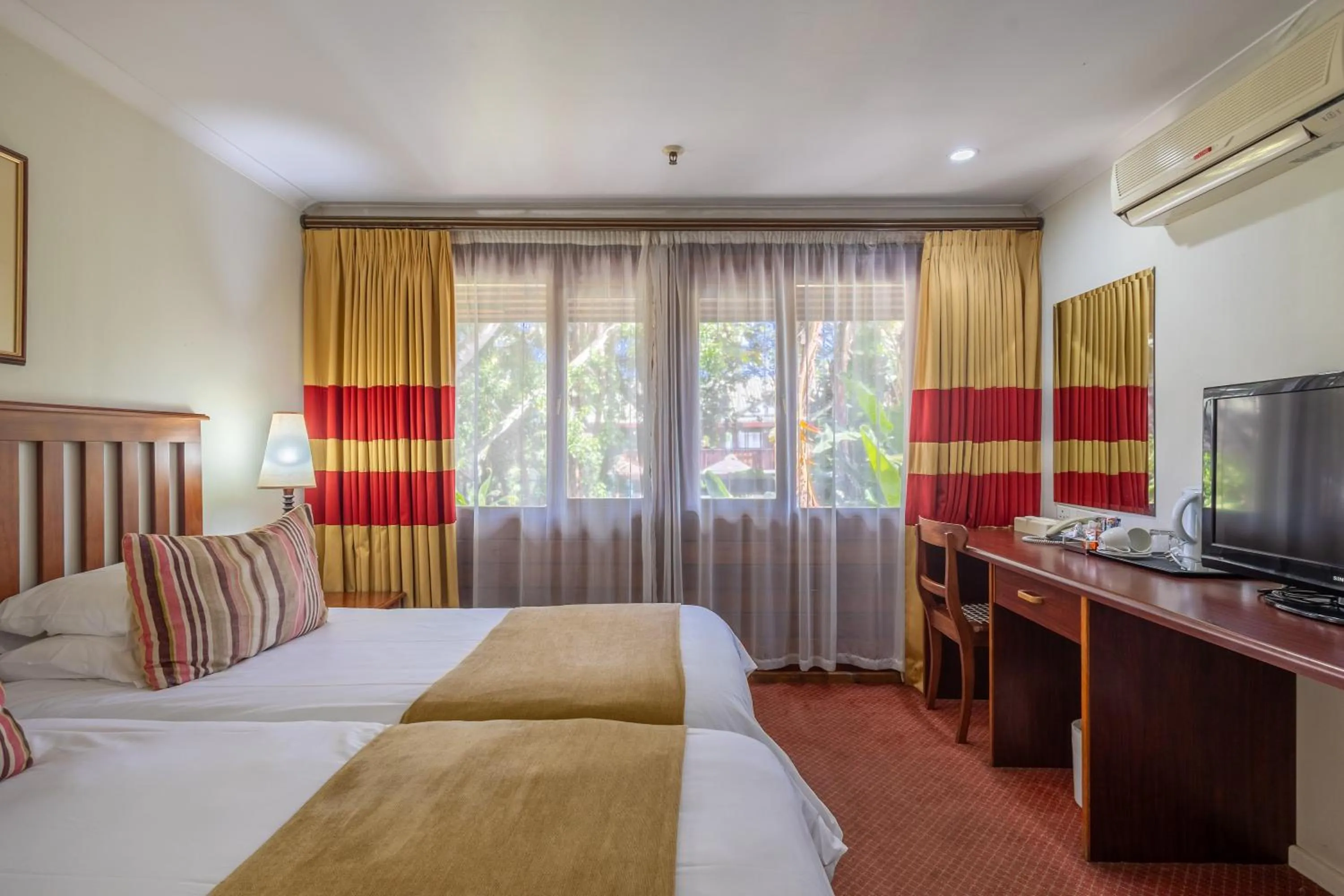 Bedroom, Bed in Knysna Log-Inn Hotel