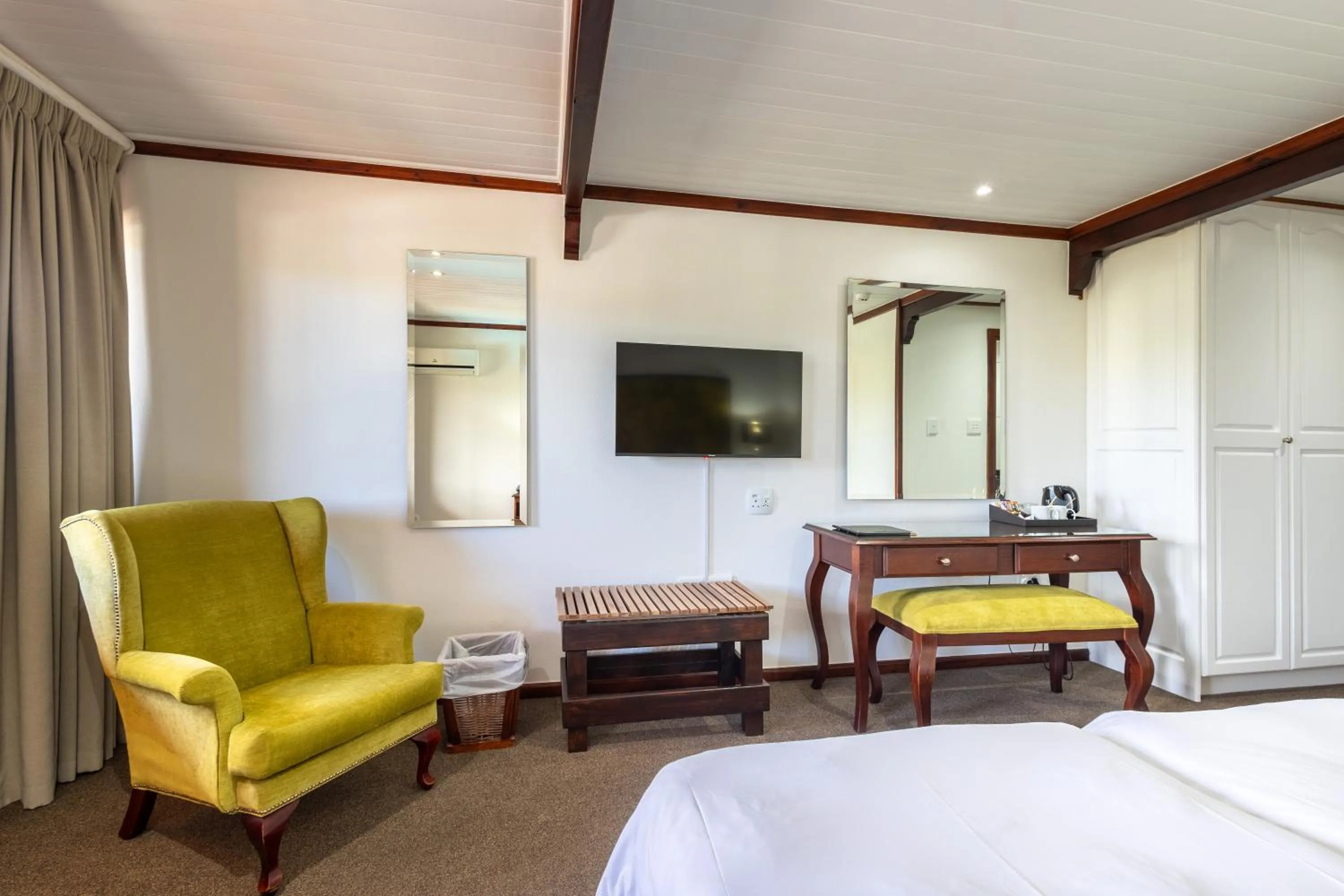 Bedroom, Bed in Knysna Log-Inn Hotel