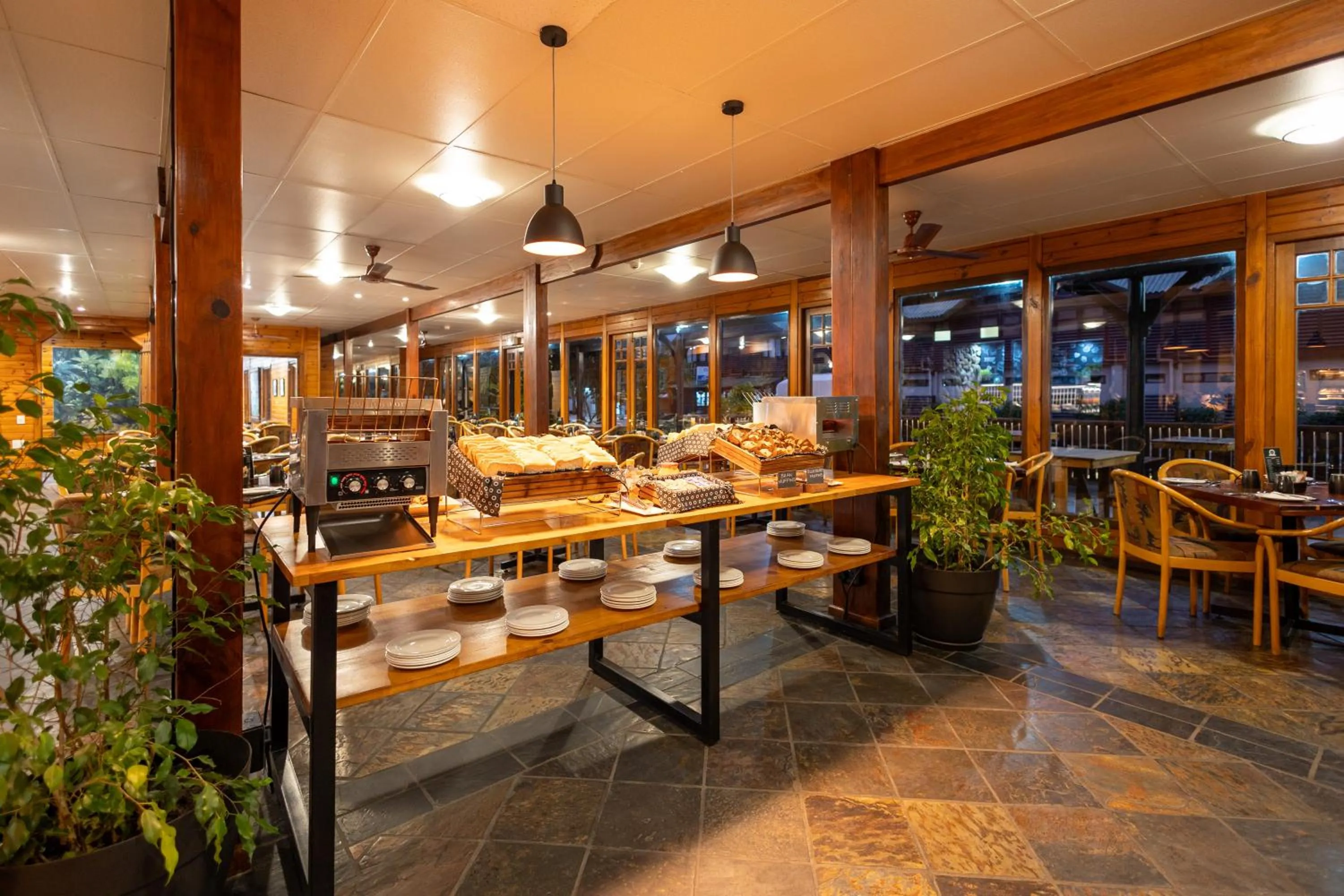 Breakfast in Knysna Log-Inn Hotel